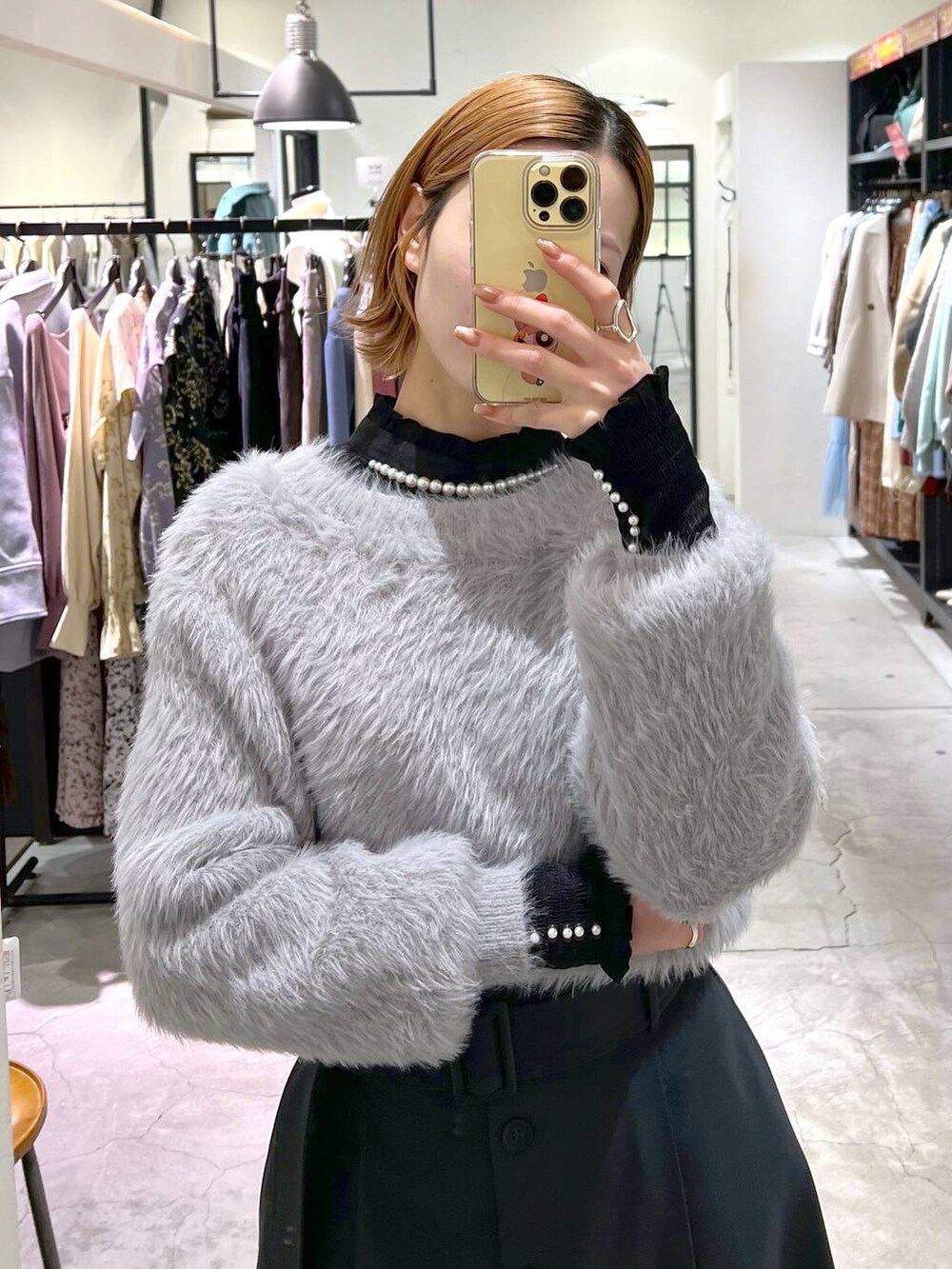 ブラック系のショルダーバッグ、ブラック系のブーツ、ブラック系のシャツ/ブラウスを着用したレディースの冬コーディネートの4枚目の写真