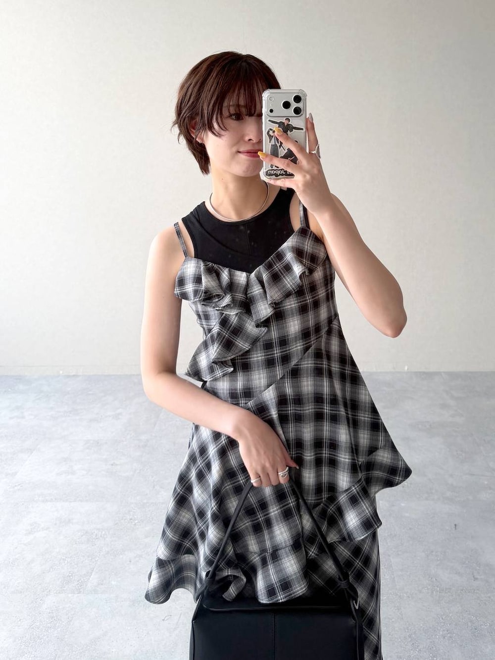 グレー系のスカート、ブラック系のシャツ/ブラウス、ブラック系のタンクトップを着用したレディースの夏コーディネートの7枚目の写真