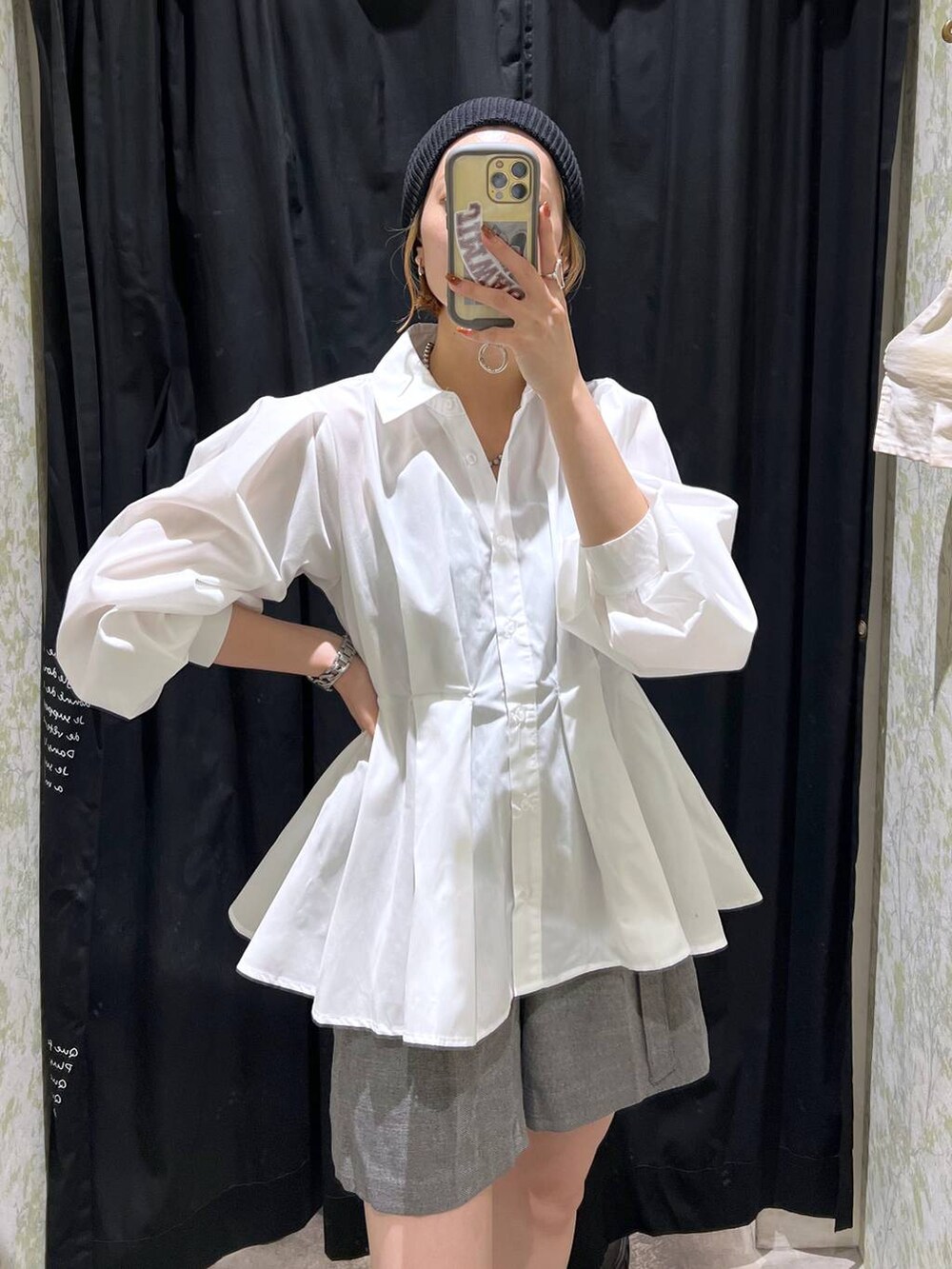 「着痩せ・細見え、女子ウケ、シャツ、ショートパンツ、ブーツ、ショルダーバッグ、mysty woman」｜「mysty womanのレザーフリルバッグ 142298（ショルダーバッグ、シルバー系）」を使った、uemiさん（レディース・163cm）の秋コーディネートの5枚目の写真