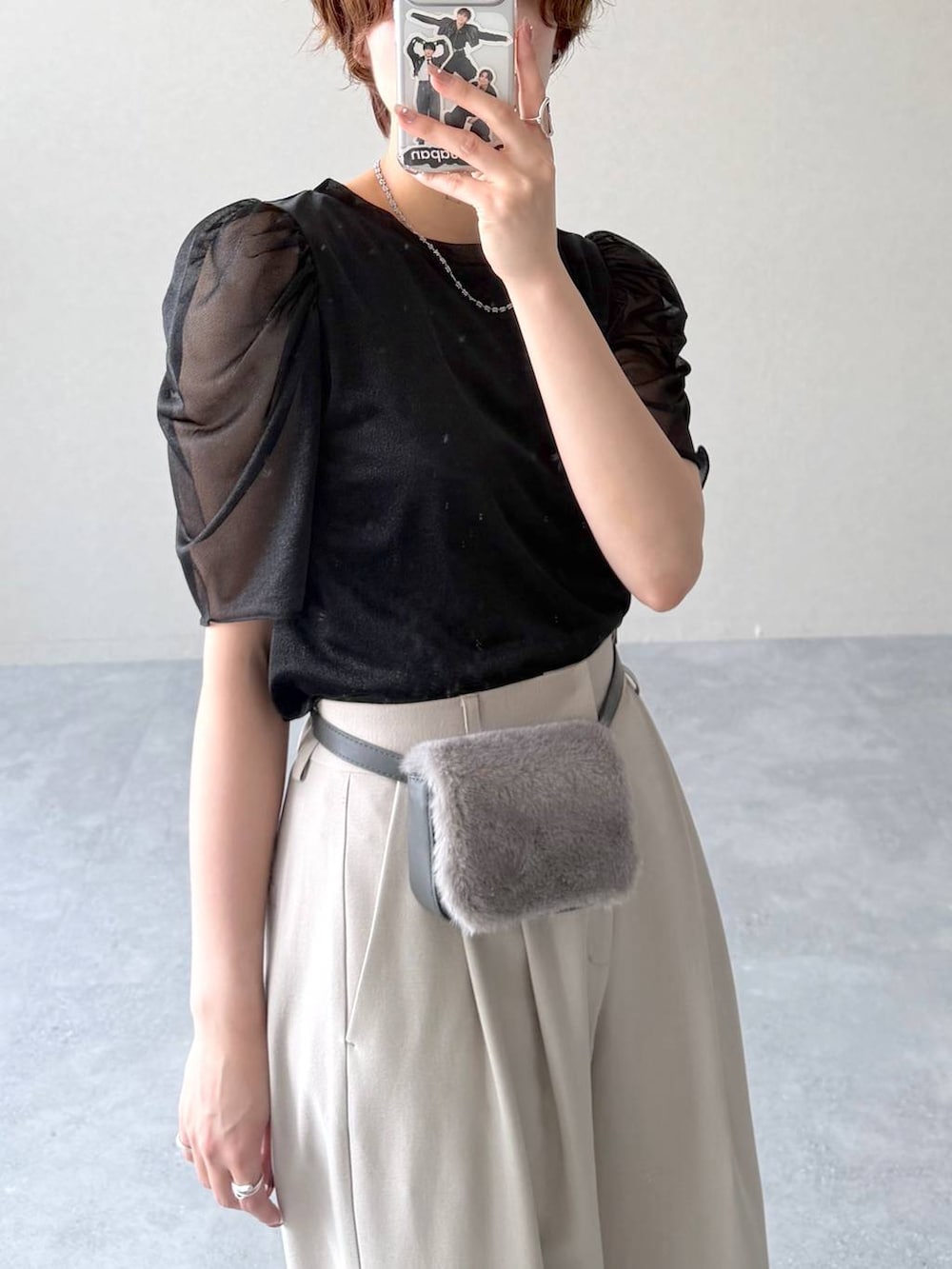 ベージュ系のその他パンツ、ブラック系のTシャツ/カットソー、グレー系のボディバッグ/ウエストポーチを着用したレディースの夏コーディネートの6枚目の写真