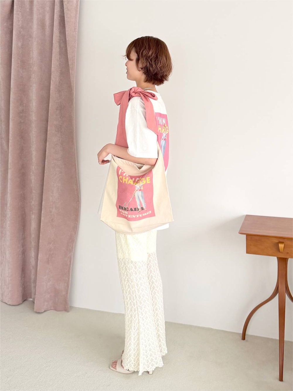 ホワイト系のその他パンツ、ホワイト系のトートバッグ、ホワイト系のTシャツ/カットソーを着用したレディースの夏コーディネートの2枚目の写真