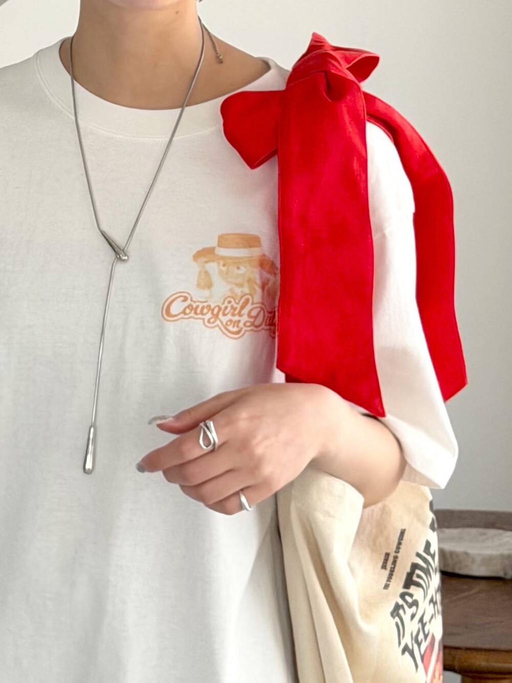 ベージュ系のサンダル、ホワイト系のトートバッグ、ホワイト系のTシャツ/カットソーを着用したレディースの夏コーディネートの6枚目の写真