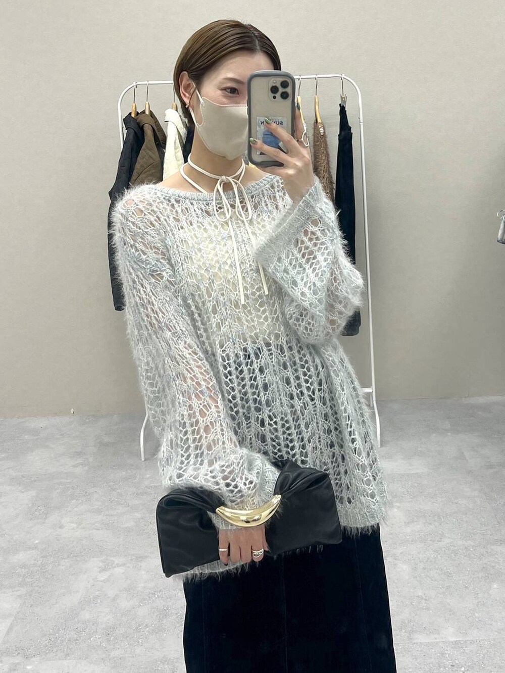 ブルー系のニット/セーター、ブラック系のスカート、ブラック系のローファーを着用したレディースの秋コーディネートの2枚目の写真