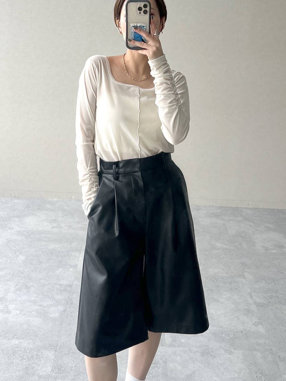 ブラック系のハンドバッグ、ブラック系のその他パンツ、ブラウン系のテーラードジャケットを着用したレディースの秋コーディネートの5枚目の写真