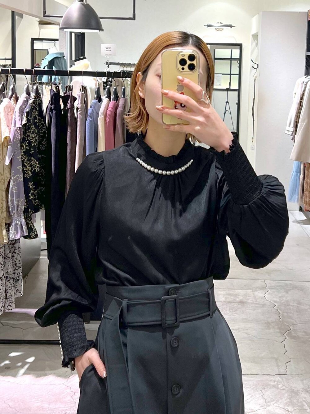 ブラック系のショルダーバッグ、ブラック系のブーツ、ブラック系のシャツ/ブラウスを着用したレディースの冬コーディネートの5枚目の写真