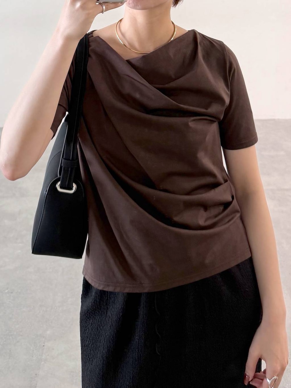 ブラック系のサンダル、ブラック系のスカート、ブラウン系のTシャツ/カットソーを着用したレディースの夏コーディネートの4枚目の写真