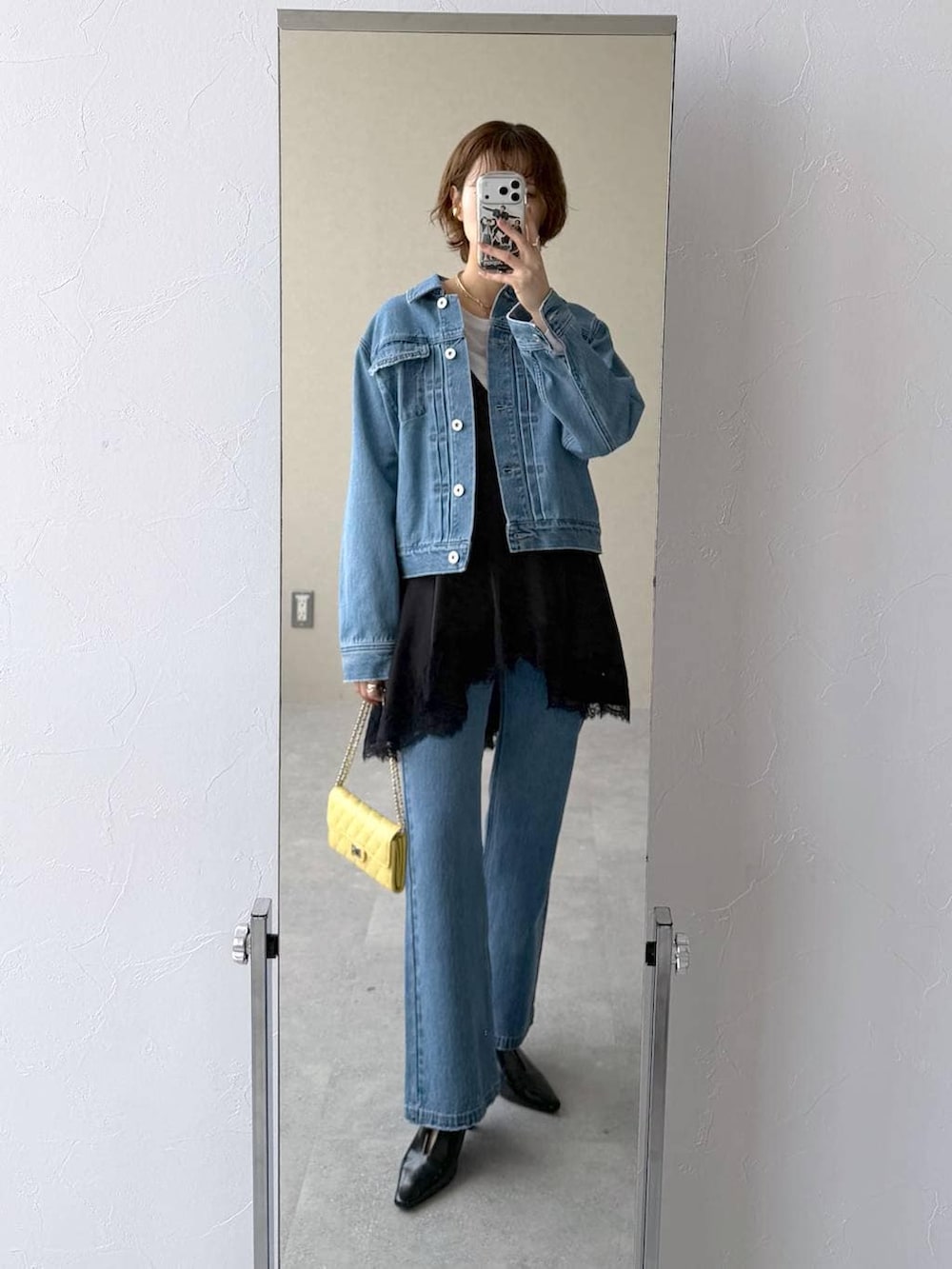 ホワイト系のTシャツ/カットソー、ブルー系のデニムジャケット、ブルー系のデニムパンツを着用したレディースの冬コーディネートの5枚目の写真