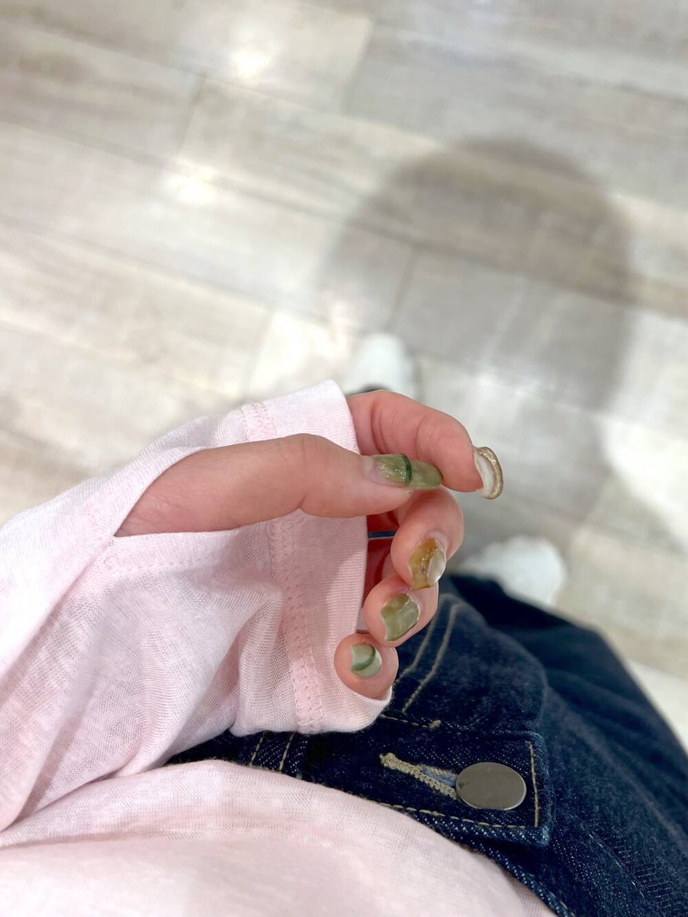 ブルー系のデニムパンツ、ホワイト系のブルゾン、ホワイト系のバレエシューズを着用したレディースの春コーディネートの7枚目の写真