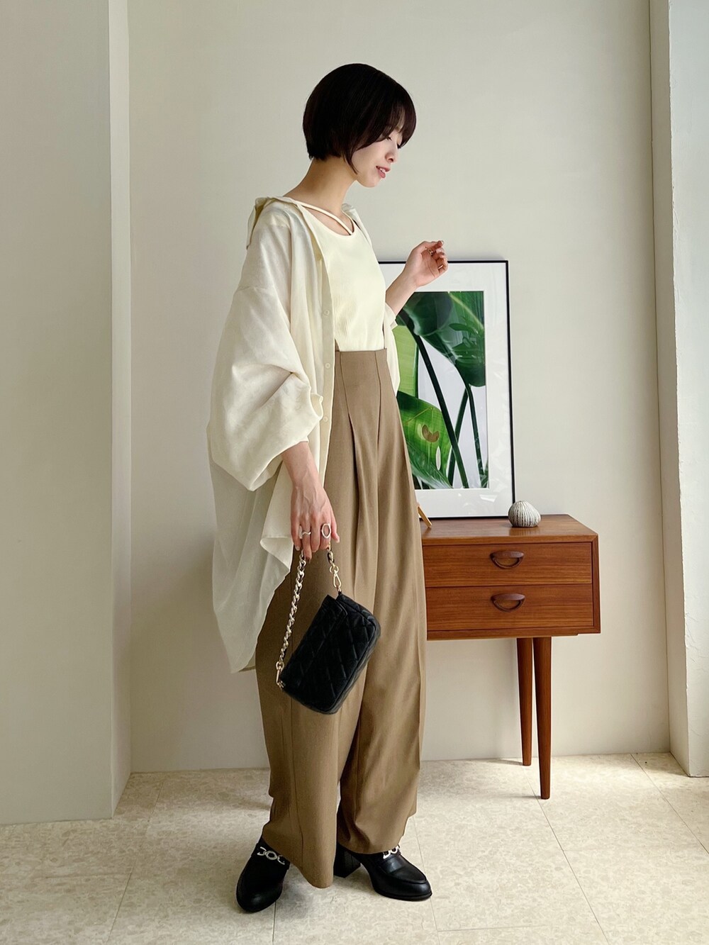 ホワイト系のシャツ/ブラウス、ホワイト系のTシャツ/カットソー、ブラウン系のパンツを着用したレディースの夏コーディネートの2枚目の写真