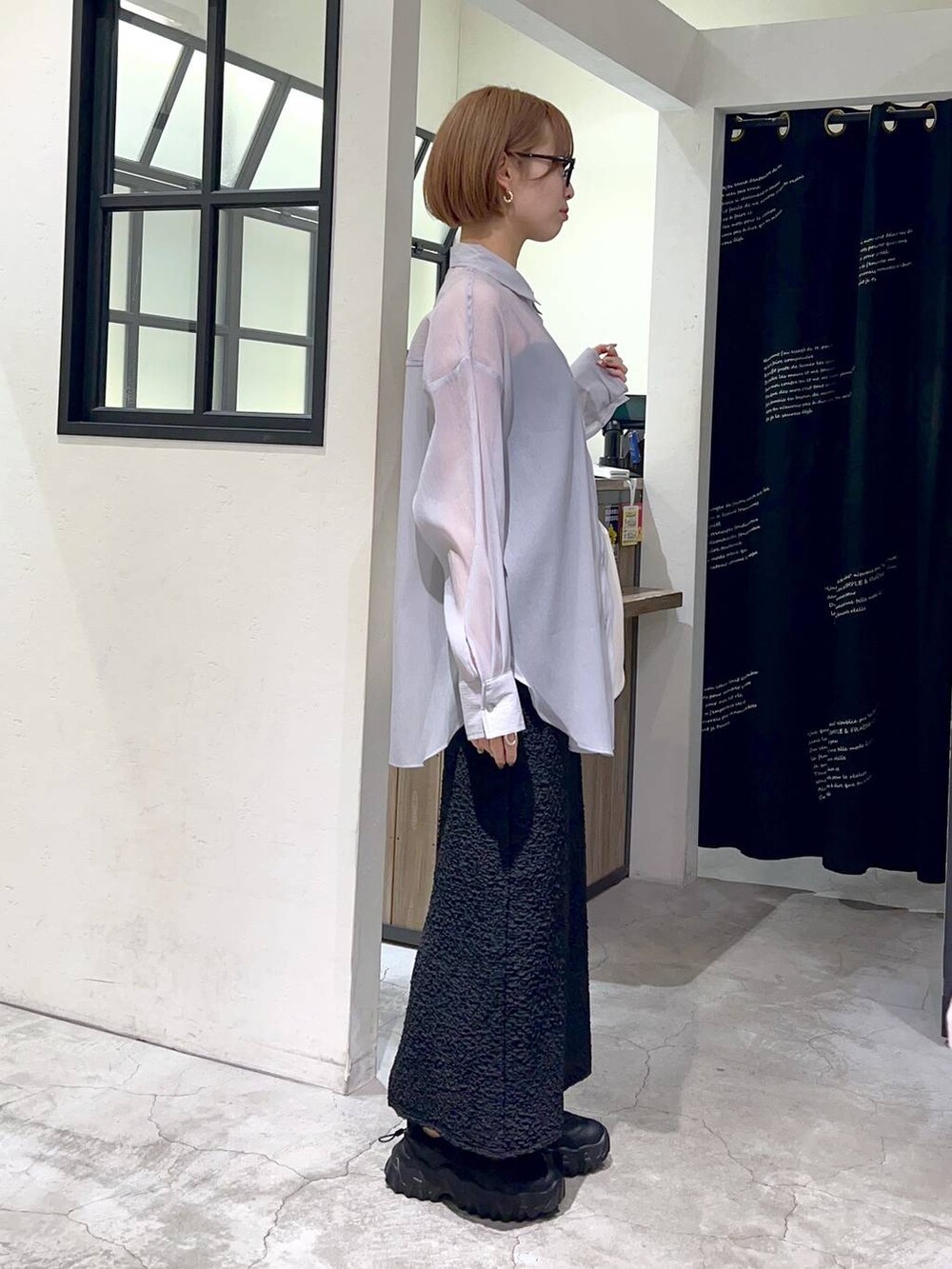 ブラック系のトートバッグ、ブラック系のバレエシューズ、ブラック系のスカートを着用したレディースの春コーディネートの2枚目の写真