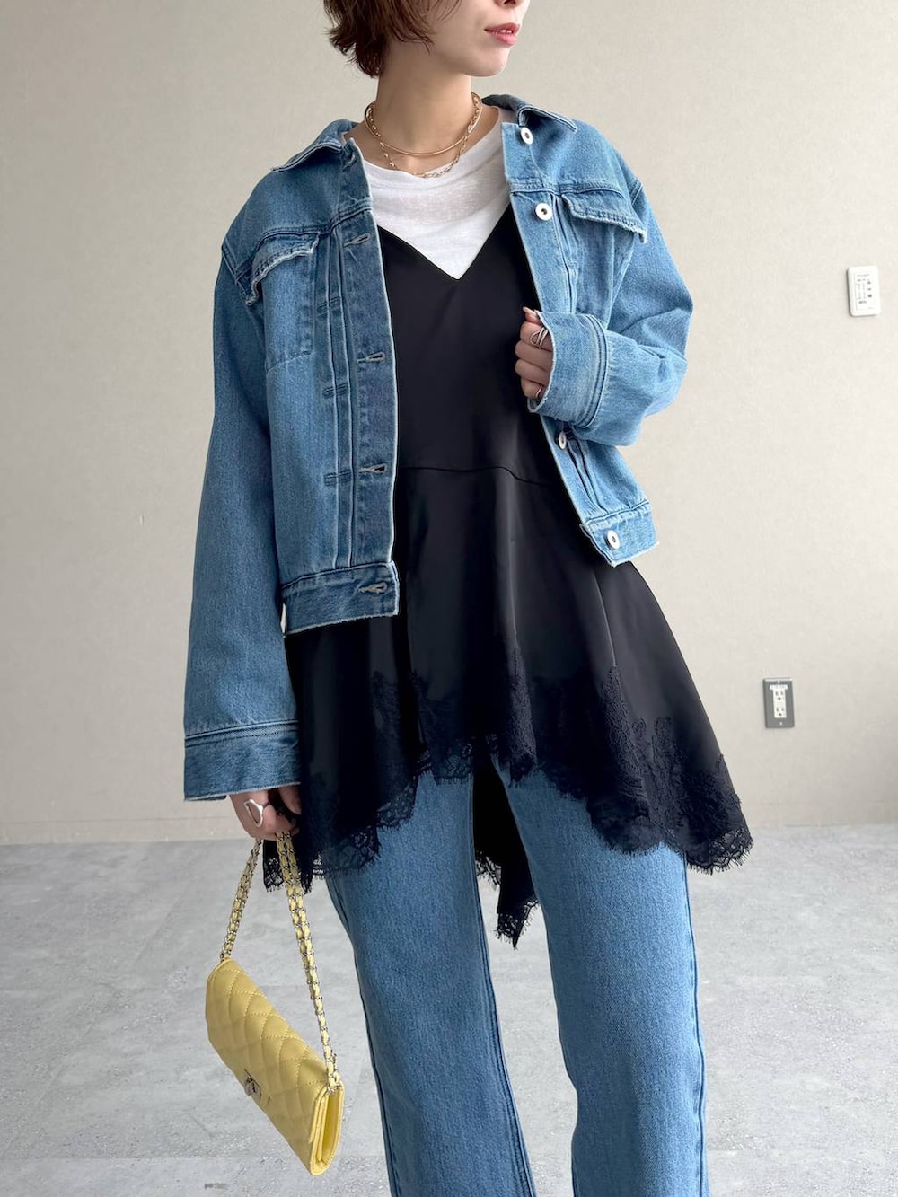 ホワイト系のTシャツ/カットソー、ブルー系のデニムジャケット、ブルー系のデニムパンツを着用したレディースの冬コーディネートの4枚目の写真