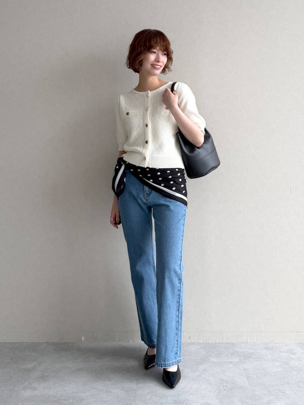ホワイト系のカーディガン/ボレロ、ブルー系のデニムパンツ、ブラック系のサンダルを着用したレディースの春コーディネートの5枚目の写真