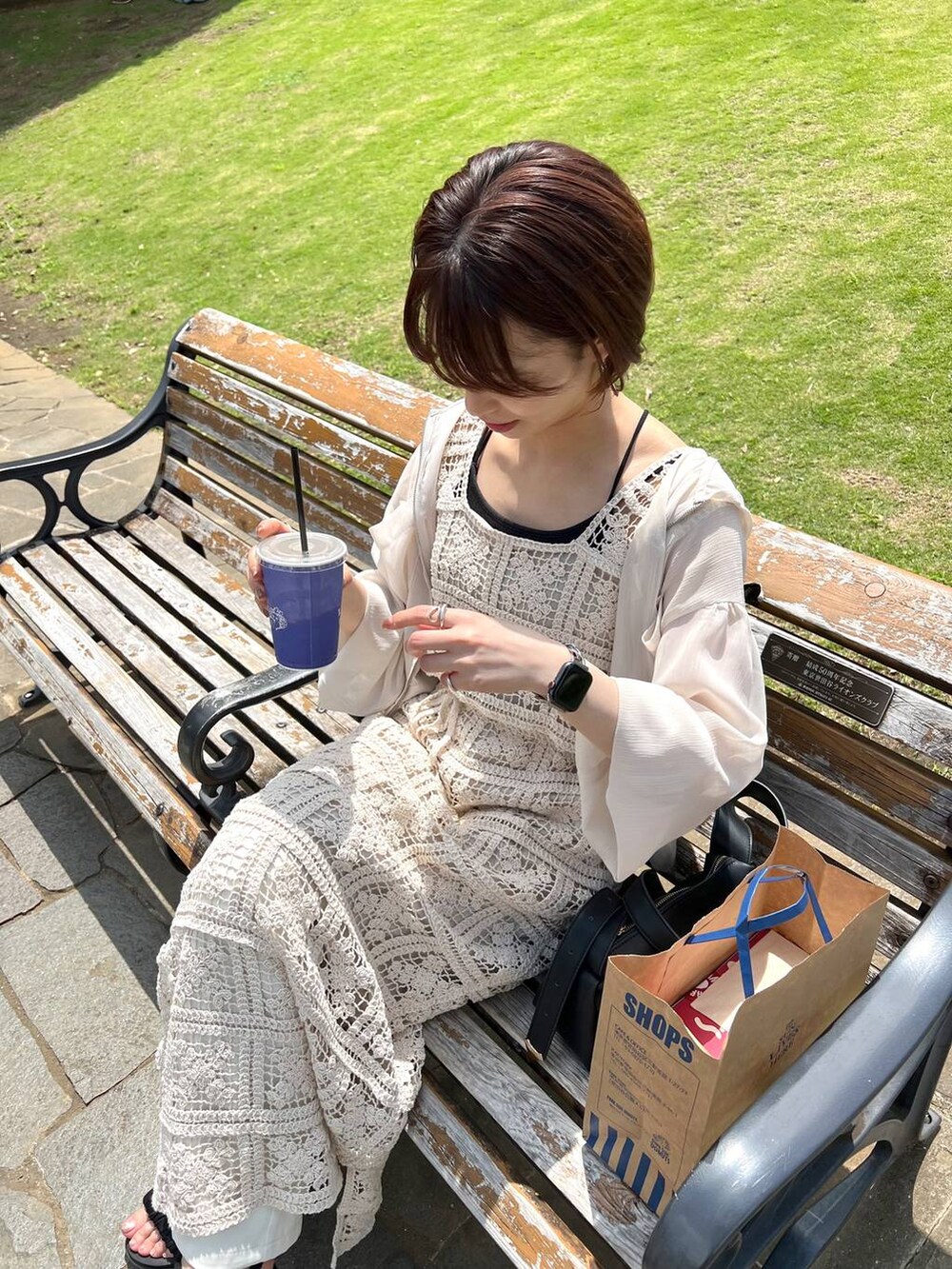 ブラック系のサンダル、ホワイト系のスラックス、ブラック系のキャミソールを着用したレディースの夏コーディネートの3枚目の写真