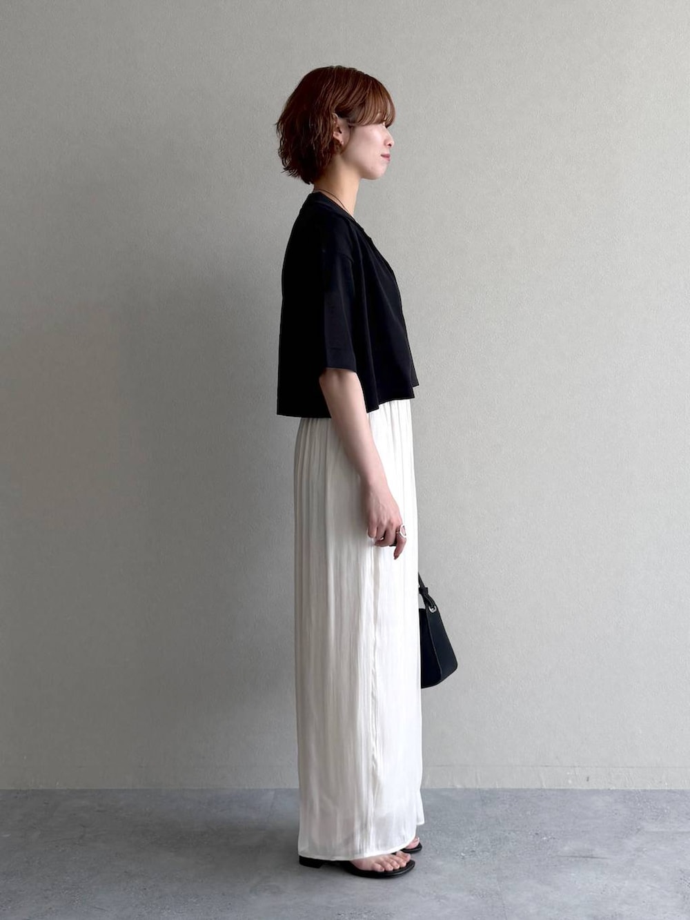 ホワイト系のその他パンツ、ブラック系のTシャツ/カットソー、ブラック系のニット/セーターを着用したレディースの夏コーディネートの2枚目の写真
