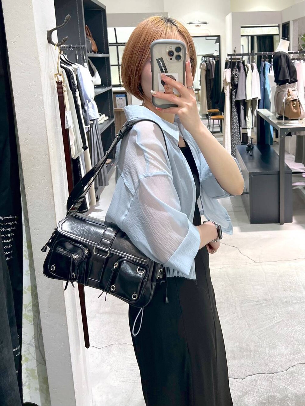 ブラック系のカーディガン/ボレロ、ブラック系のサンダル、ブラック系のスカートを着用したレディースの春コーディネートの5枚目の写真