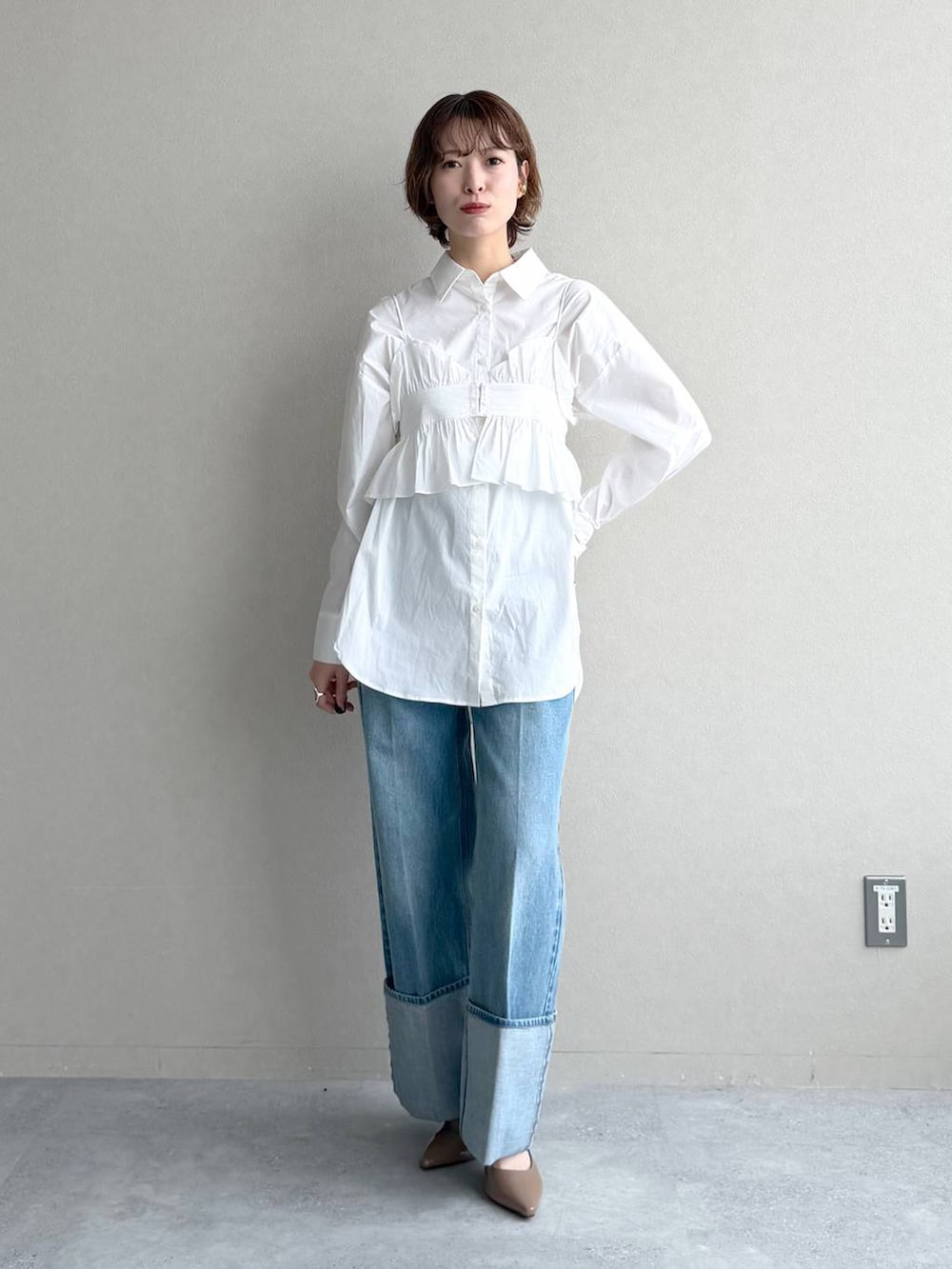 ブラウン系のサンダル、ホワイト系のシャツ/ブラウス、ブルー系のテーラードジャケットを着用したレディースの冬コーディネートの5枚目の写真