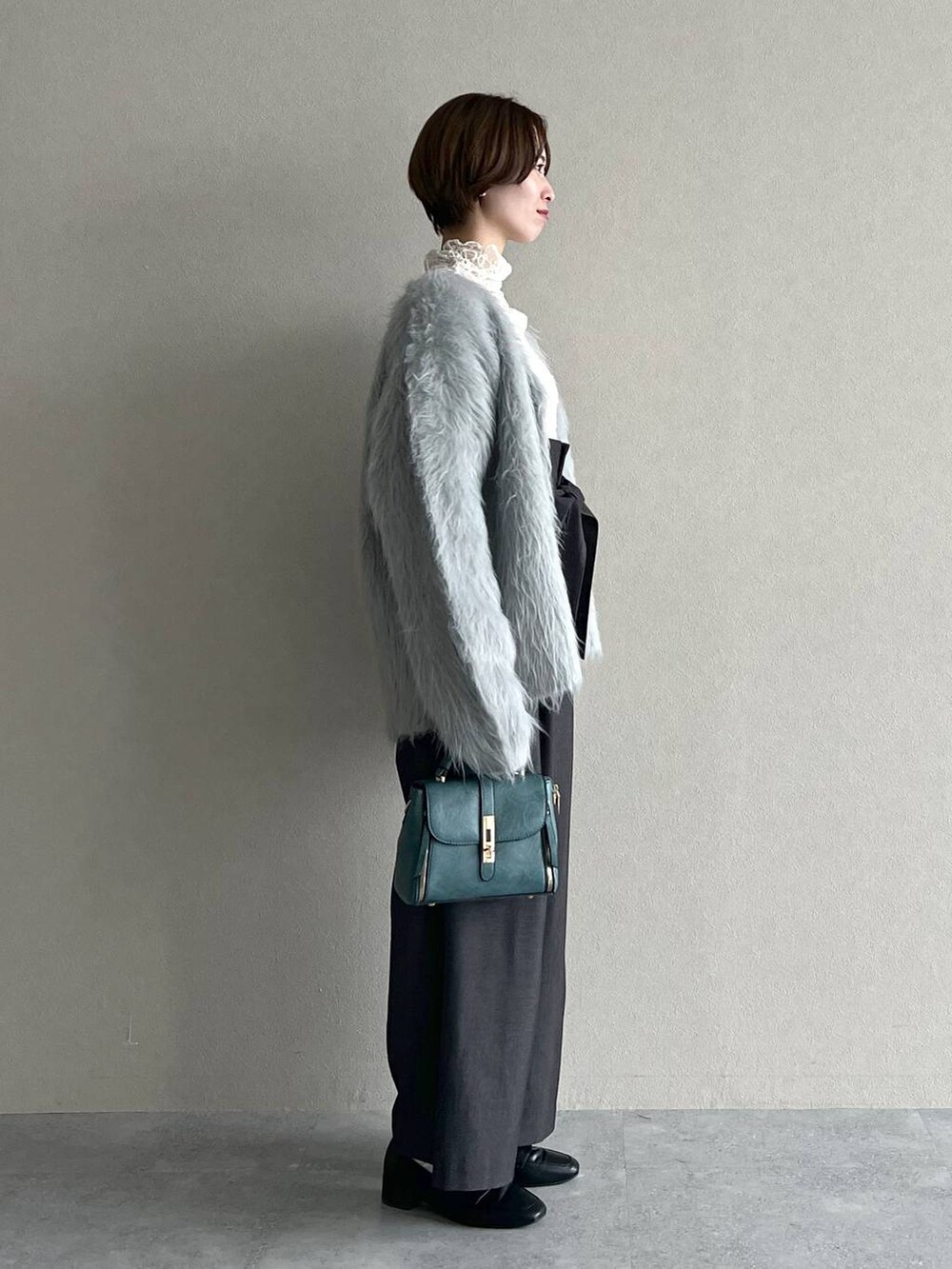 ブラック系のローファー、グレー系のカーディガン/ボレロ、グレー系のその他パンツを着用したレディースの秋コーディネートの2枚目の写真