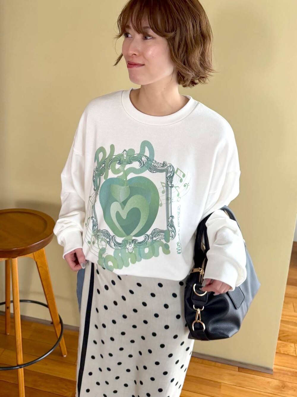 ブラック系のボストンバッグ、ブルー系のデニムパンツ、ブラック系のパンプスを着用したレディースの春コーディネートの8枚目の写真