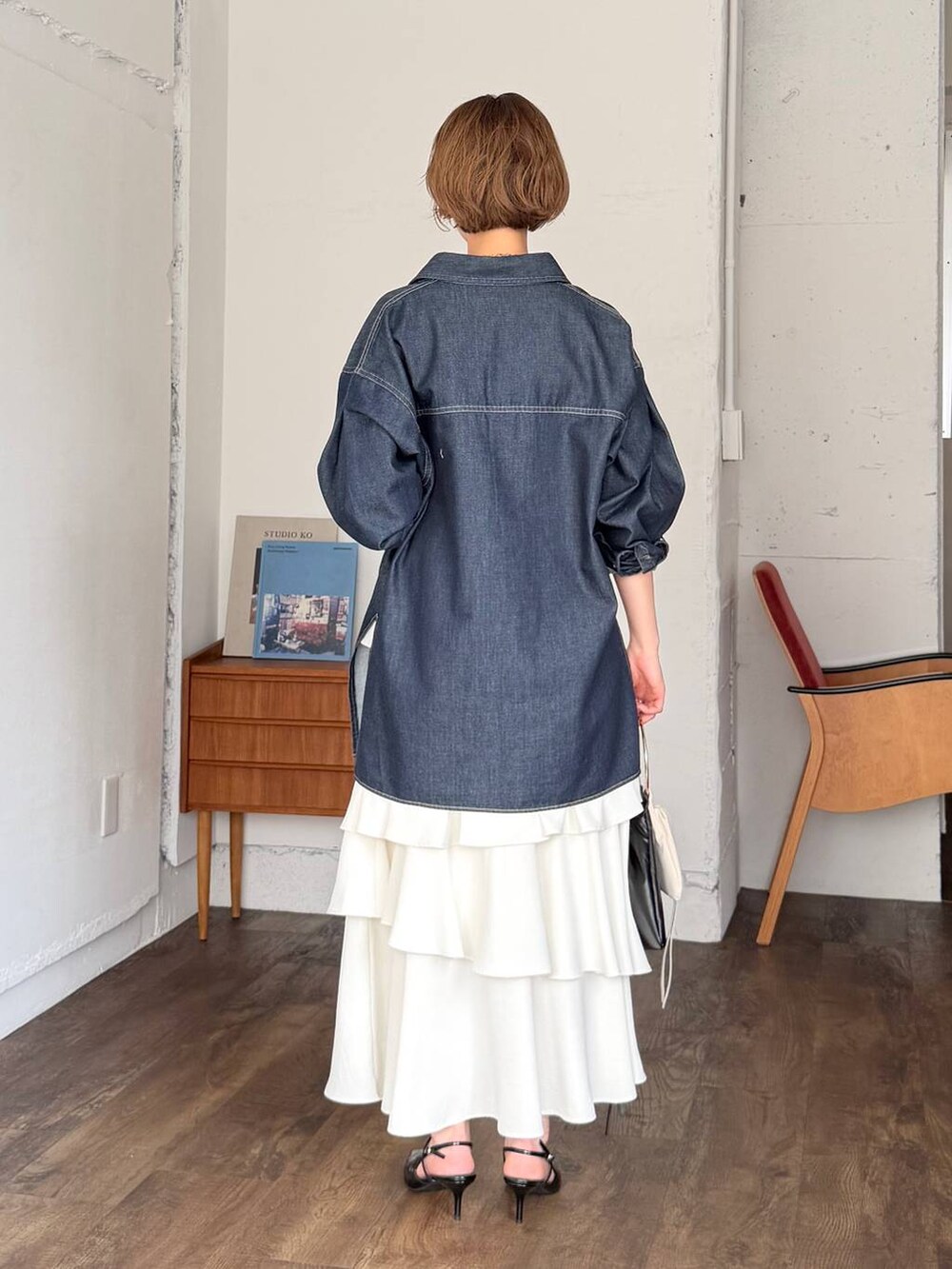 ホワイト系のスカート、ブラック系のサンダル、ブルー系のシャツ/ブラウスを着用したレディースの春コーディネートの3枚目の写真