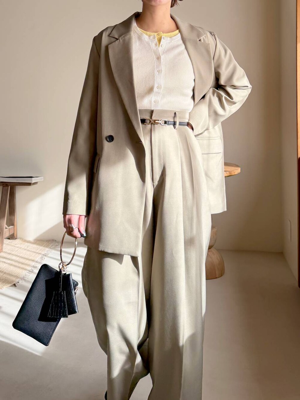 ブラック系のローファー、ブラック系のショルダーバッグ、ホワイト系のニット/セーターを着用したレディースの冬コーディネートの4枚目の写真