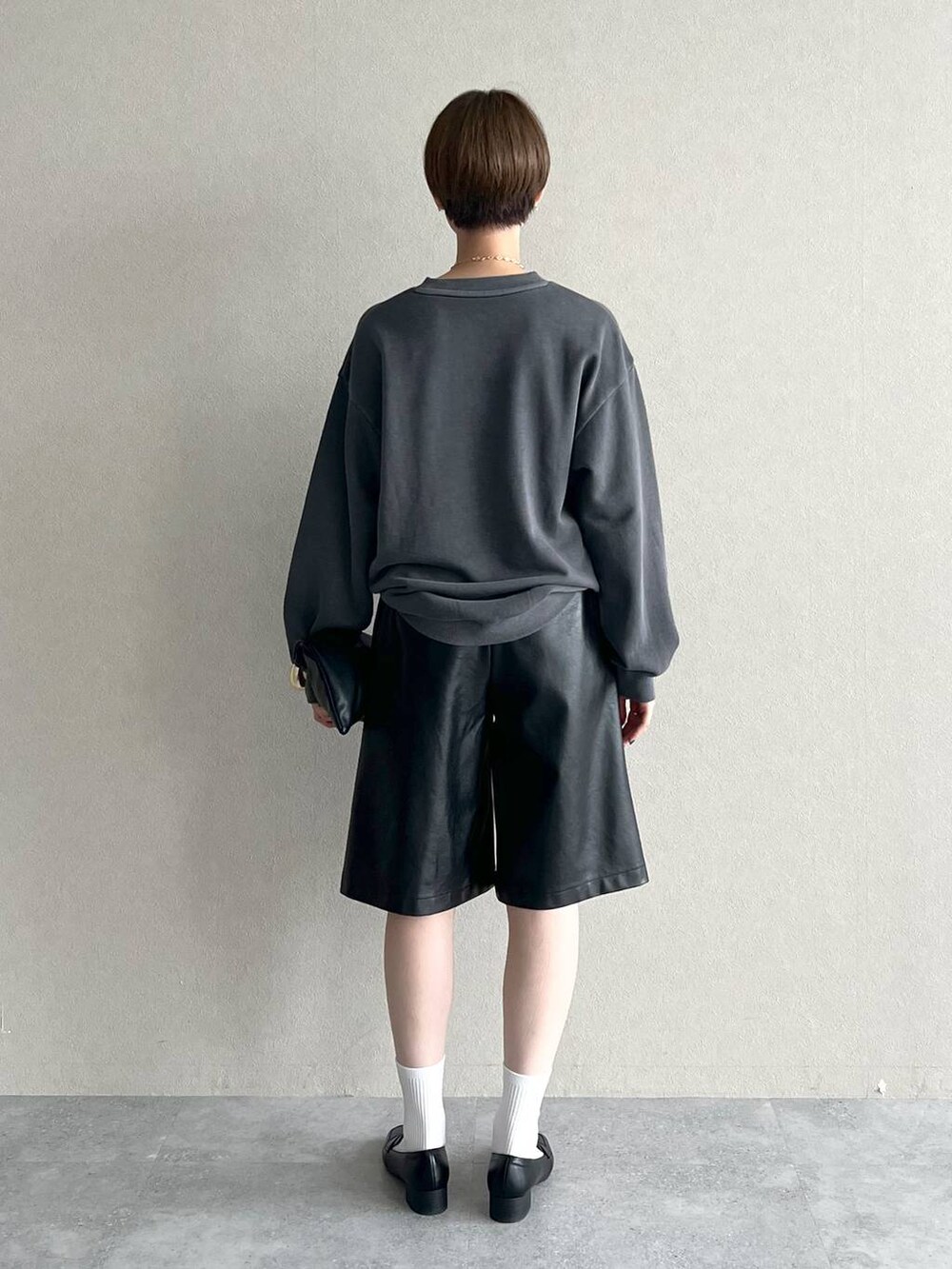 ブラック系のハンドバッグ、グレー系のスウェット、ブラック系のその他パンツを着用したレディースの秋コーディネートの3枚目の写真