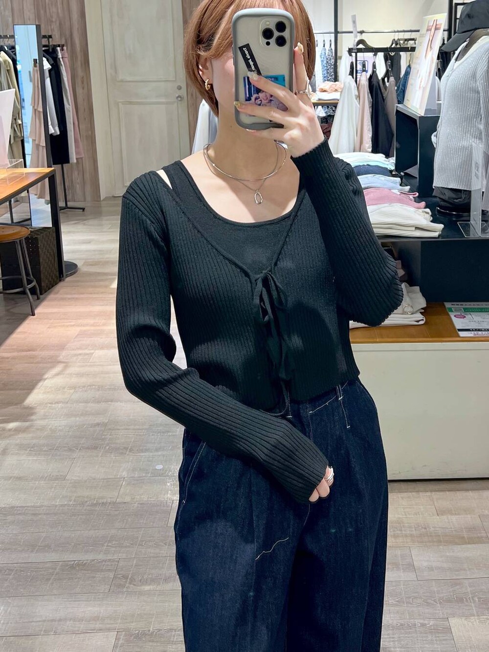 ブラック系のトートバッグ、グリーン系のマウンテンパーカー、ブラック系のバレエシューズを着用したレディースの春コーディネートの7枚目の写真