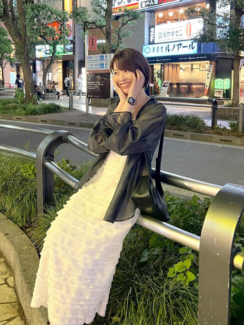 ホワイト系のワンピース、グレー系のシャツ/ブラウス、ホワイト系のキャミソールを着用したレディースの夏コーディネートの4枚目の写真