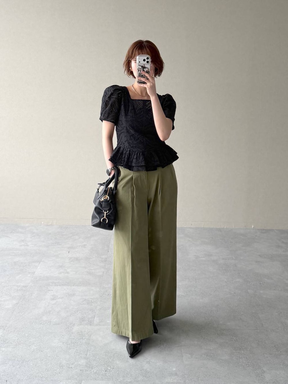 ブラック系のボストンバッグ、ブラック系のサンダル、ブラック系のシャツ/ブラウスを着用したレディースの春コーディネートの5枚目の写真