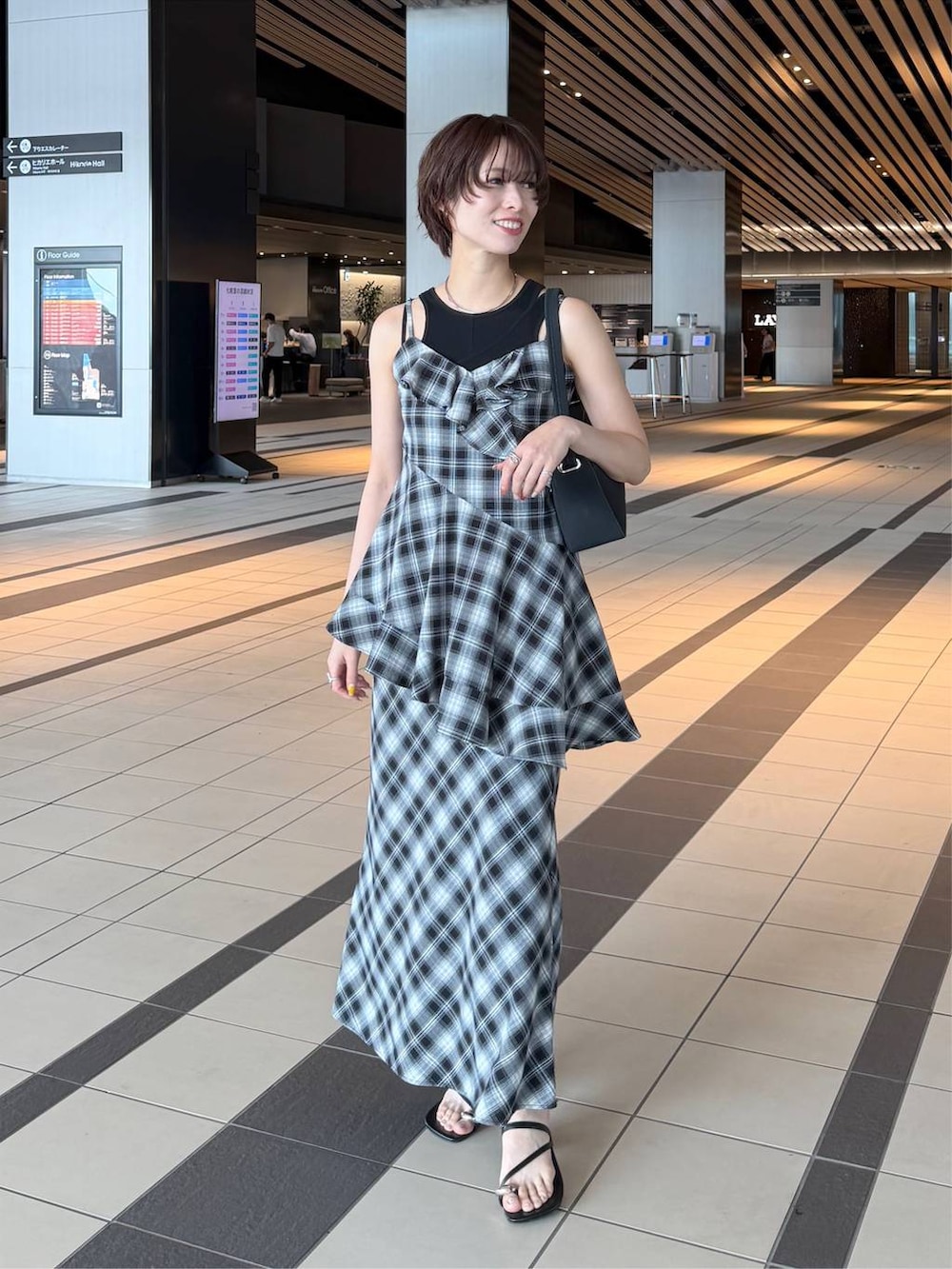 グレー系のスカート、ブラック系のシャツ/ブラウス、ブラック系のタンクトップを着用したレディースの夏コーディネートの5枚目の写真