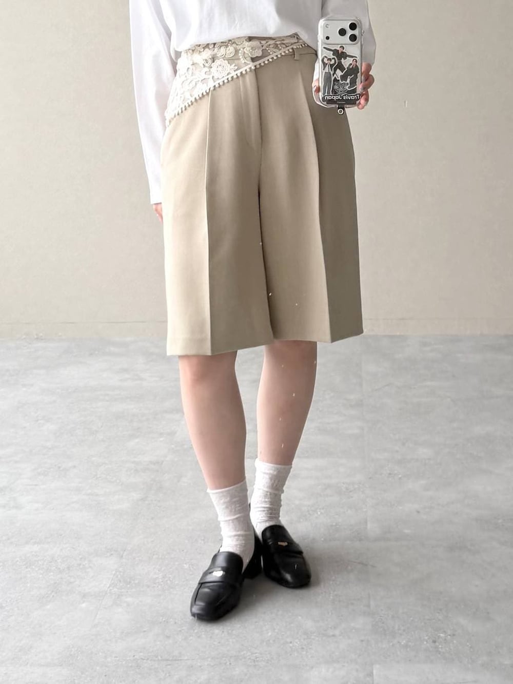 ブラック系のボストンバッグ、ブラック系のローファー、ベージュ系のその他パンツを着用したレディースの冬コーディネートの6枚目の写真