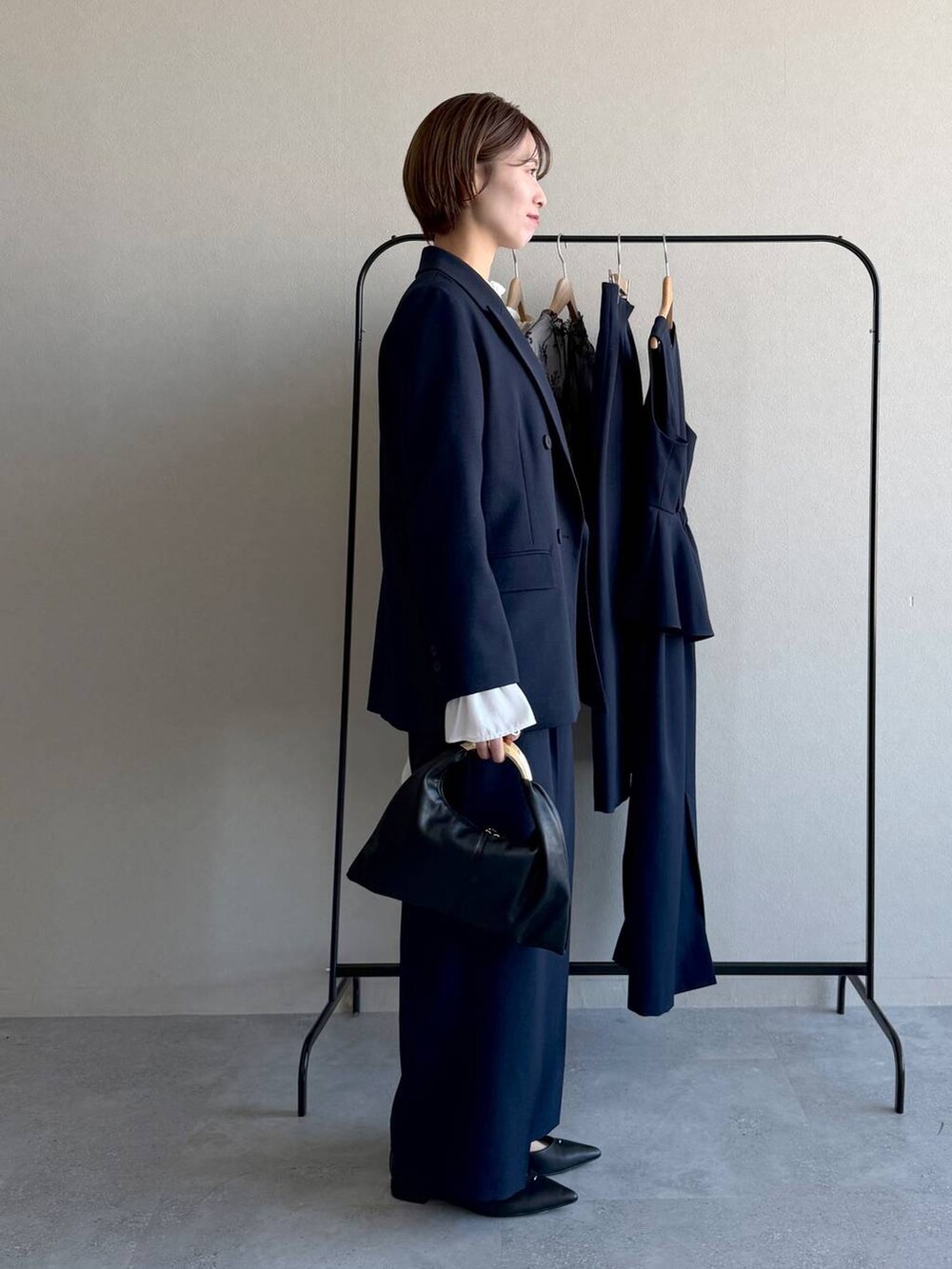 ブルー系のテーラードジャケット、ブルー系のその他パンツ、ホワイト系のシャツ/ブラウスを着用したレディースの冬コーディネートの2枚目の写真