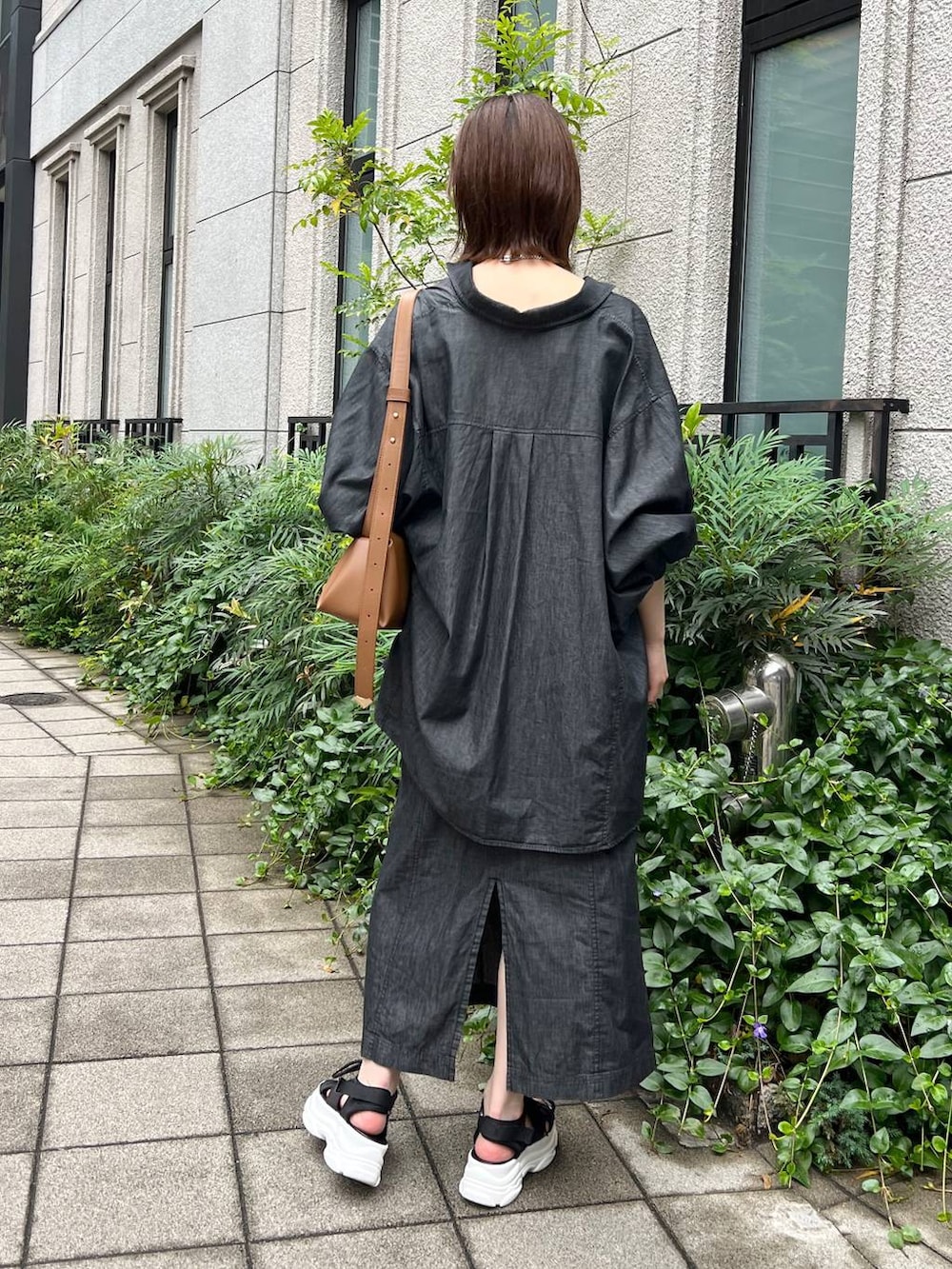 ブラック系のサンダル、ブラウン系のショルダーバッグ、ブラック系のワンピースを着用したレディースの春コーディネートの3枚目の写真