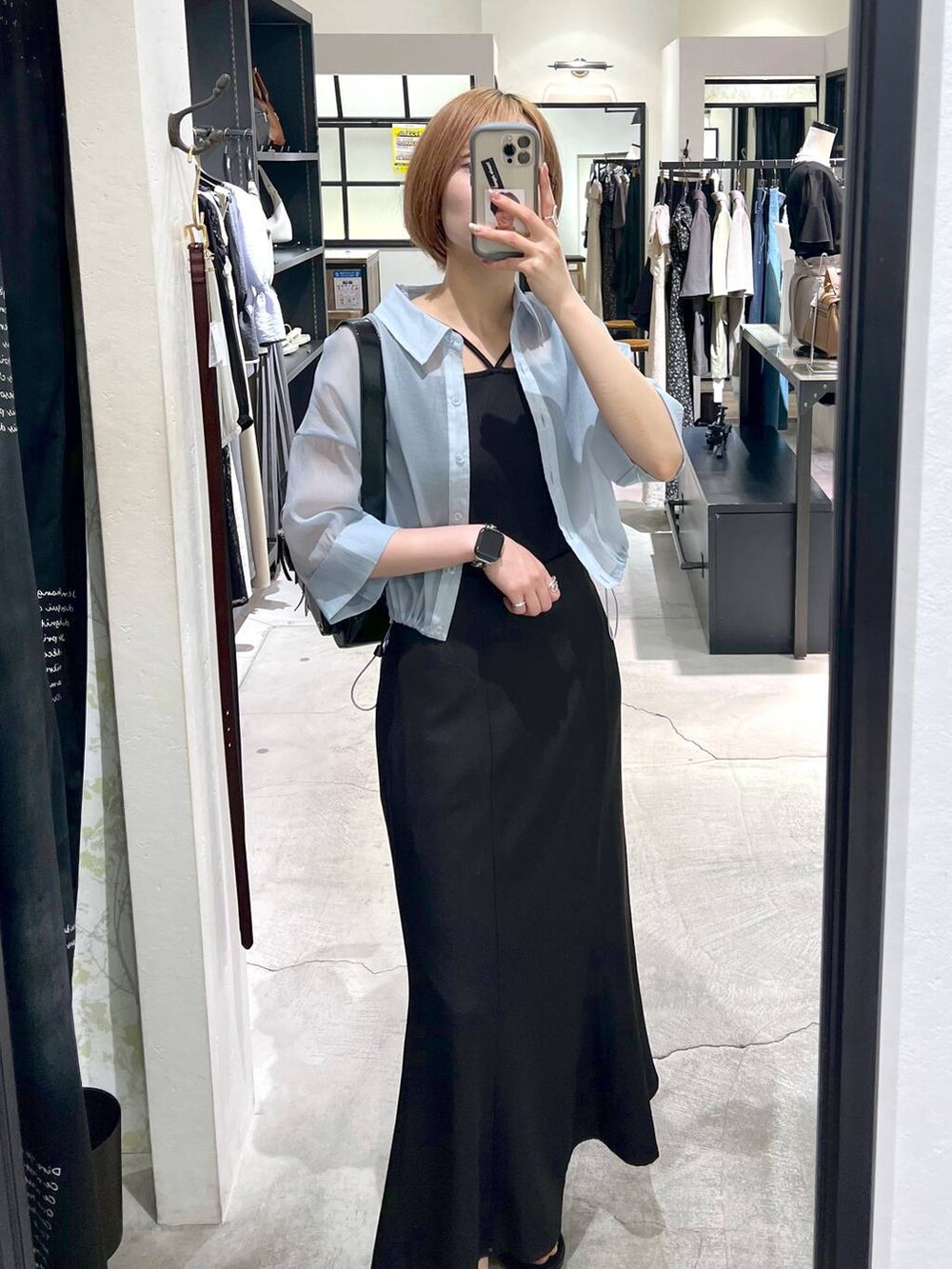 ブラック系のカーディガン/ボレロ、ブラック系のサンダル、ブラック系のスカートを着用したレディースの春コーディネートの4枚目の写真