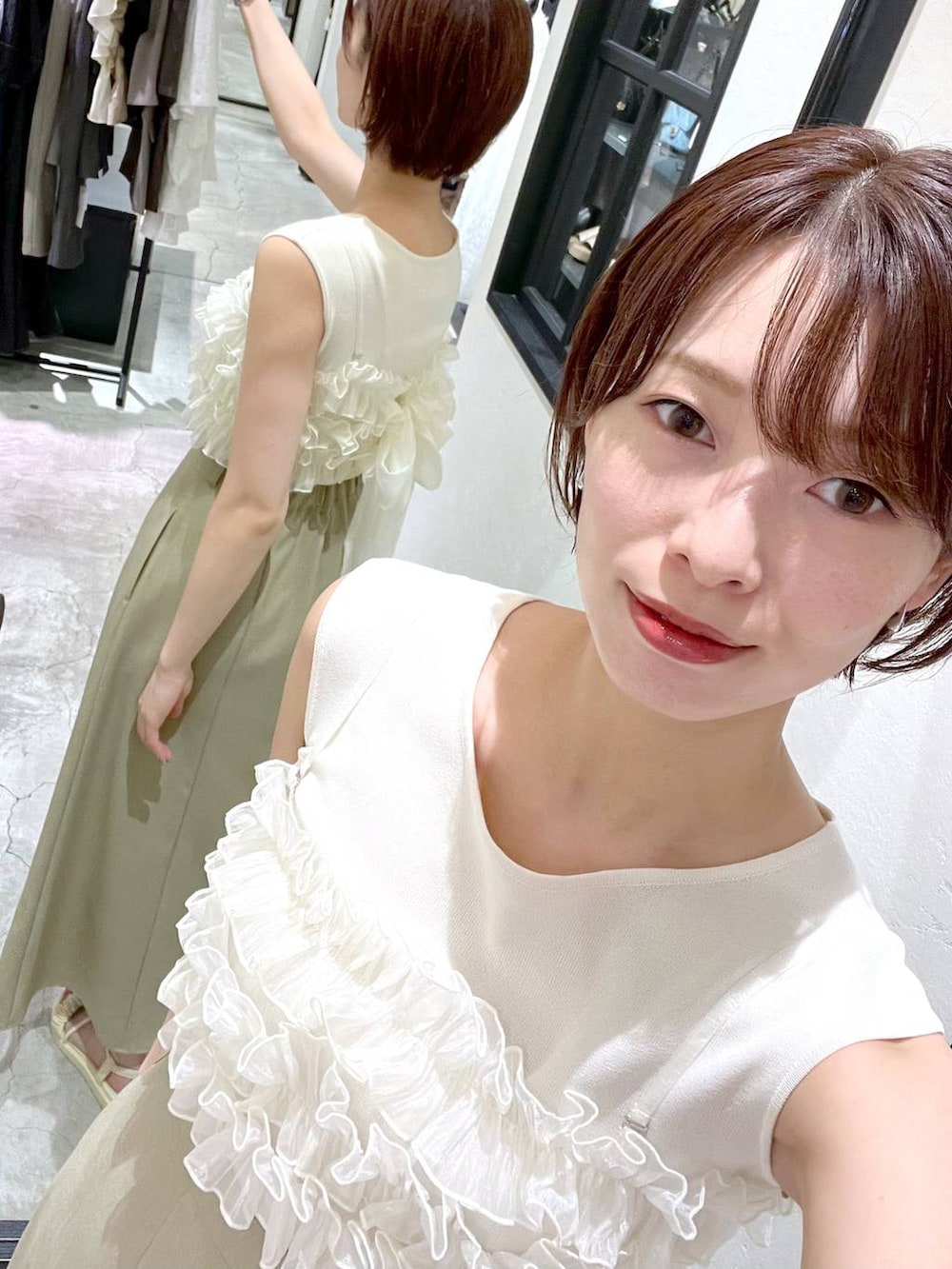 ホワイト系のサンダル、グリーン系のスカート、ブラウン系のショルダーバッグを着用したレディースの夏コーディネートの5枚目の写真