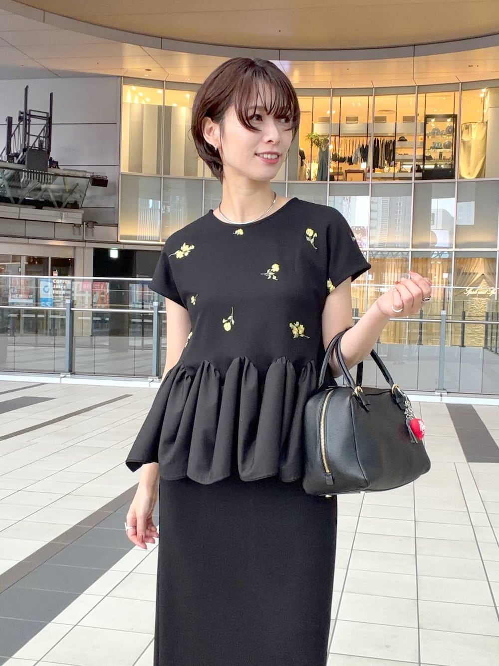 その他のTシャツ/カットソー、ブラック系のサンダル、ブラック系のスカートを着用したレディースの夏コーディネートの4枚目の写真