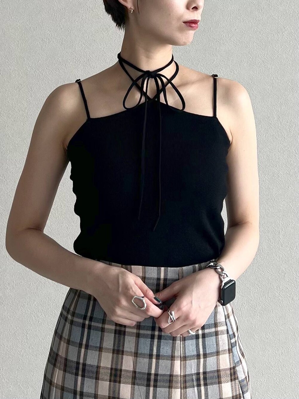 ベージュ系のカーディガン/ボレロ、ブラック系のバレエシューズ、ブラック系のキャミソールを着用したレディースの秋コーディネートの4枚目の写真