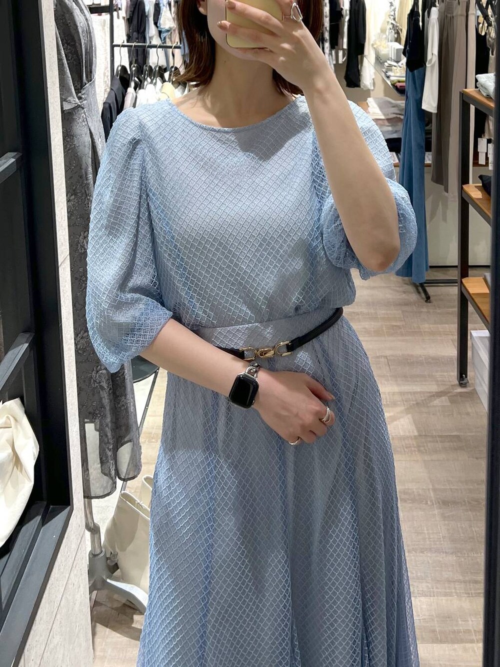 ブラック系のショルダーバッグ、ホワイト系のサンダル、ブルー系のスカートを着用したレディースの夏コーディネートの4枚目の写真