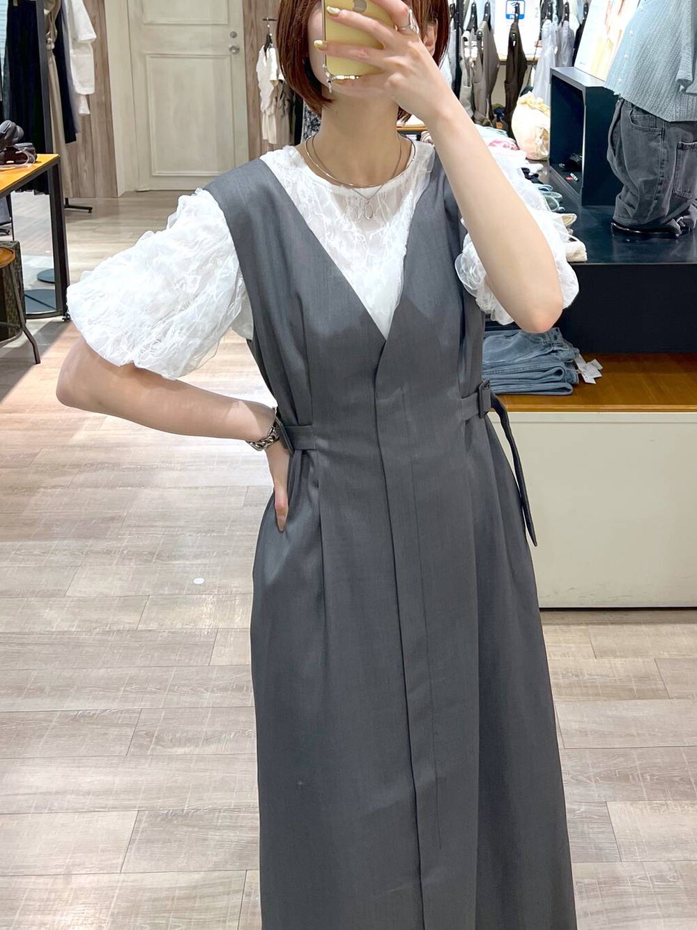 シルバー系のバレエシューズ、ホワイト系のシャツ/ブラウス、シルバー系のショルダーバッグを着用したレディースの夏コーディネートの5枚目の写真