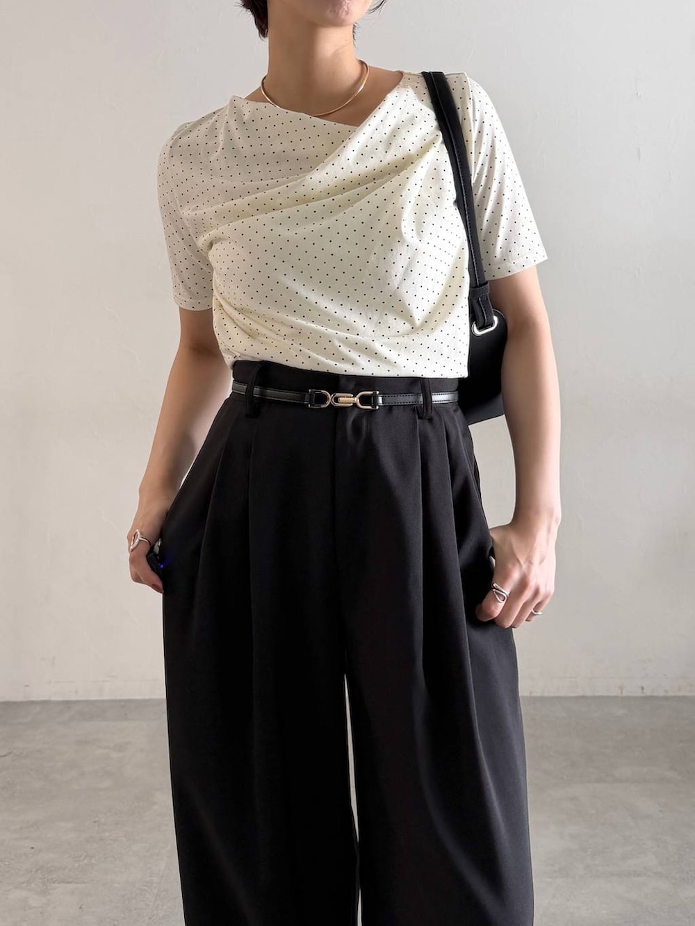 ホワイト系のTシャツ/カットソー、ブラック系のローファー、ブラック系のその他パンツを着用したレディースの夏コーディネートの4枚目の写真