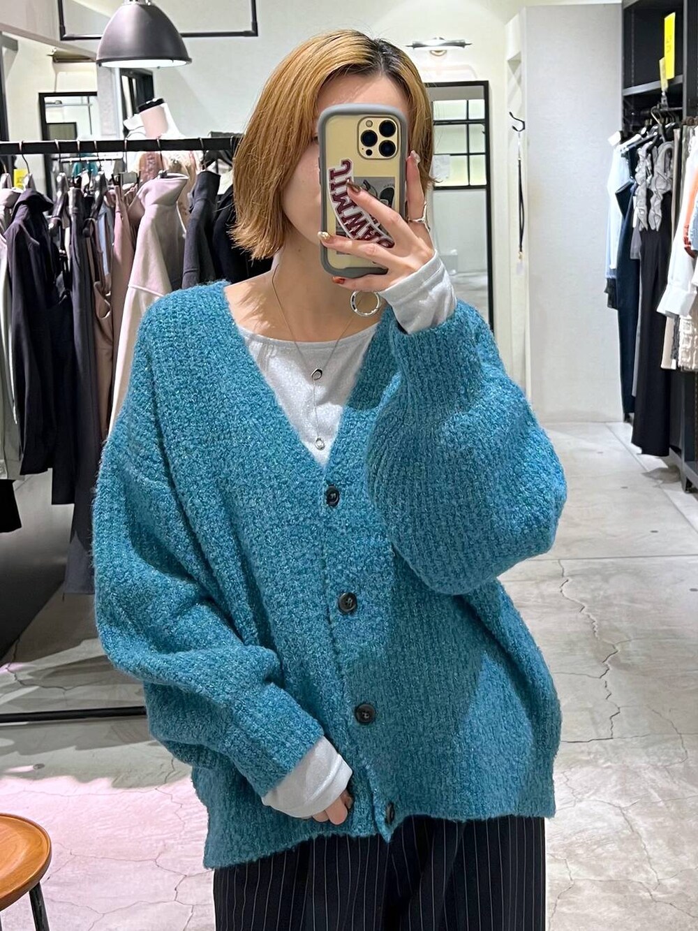 ブラック系のブーツ、シルバー系のTシャツ/カットソー、ブルー系のその他パンツを着用したレディースの秋コーディネートの3枚目の写真