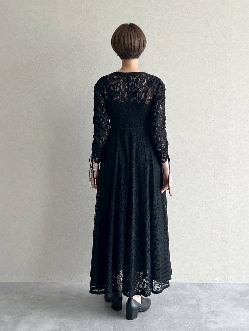 ブラック系のハンドバッグ、ブラック系のワンピース、ブラック系のドレスシューズを着用したレディースの秋コーディネートの8枚目の写真