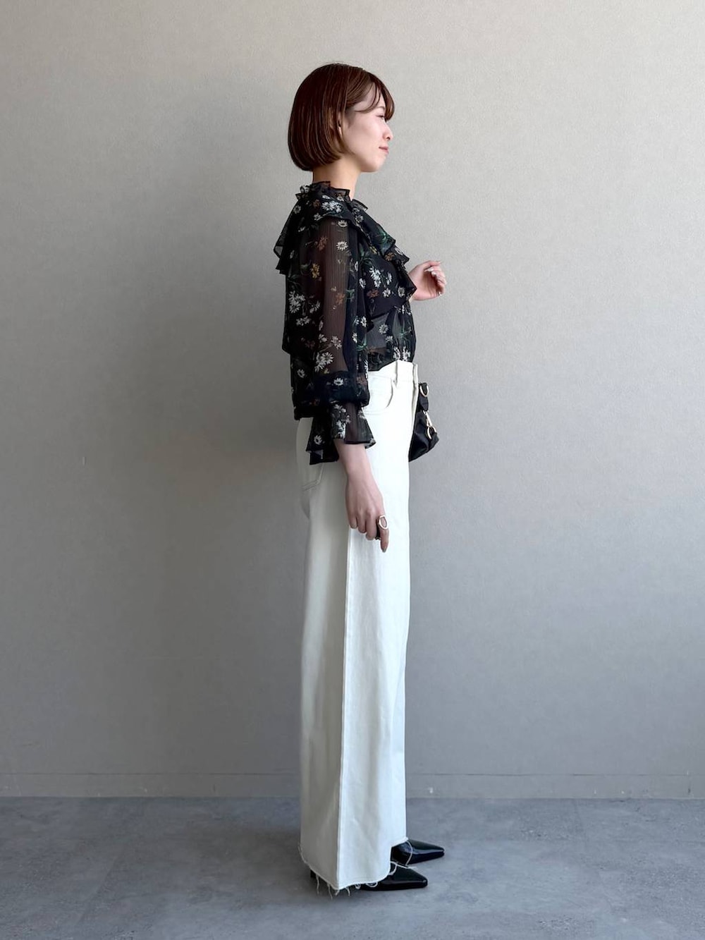 ブラック系のボストンバッグ、ブラック系のサンダル、ブラック系のシャツ/ブラウスを着用したレディースの春コーディネートの2枚目の写真