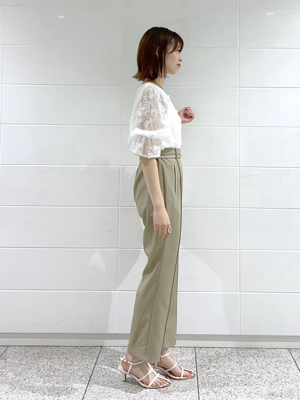 グリーン系のその他パンツ、ホワイト系のショルダーバッグ、ホワイト系のサンダルを着用したレディースの春コーディネートの2枚目の写真