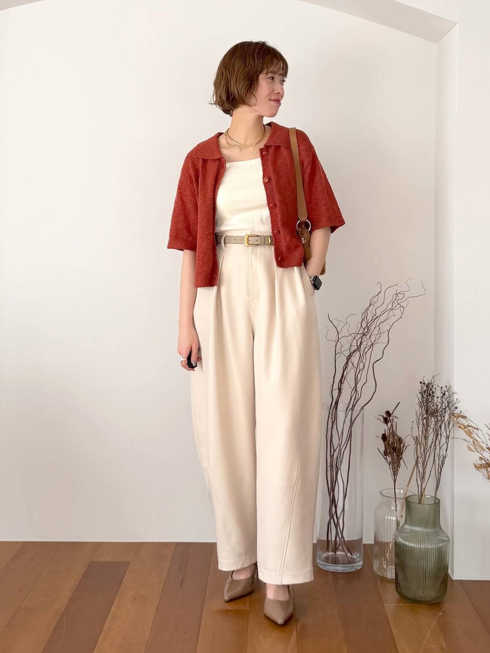 ホワイト系のその他パンツ、ブラウン系のサンダル、イエロー系のショルダーバッグを着用したレディースの春コーディネートの8枚目の写真