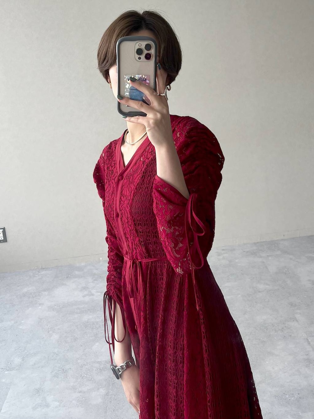 ブラック系のブルゾン、ブラック系のハンドバッグ、レッド系のワンピースを着用したレディースの秋コーディネートの9枚目の写真