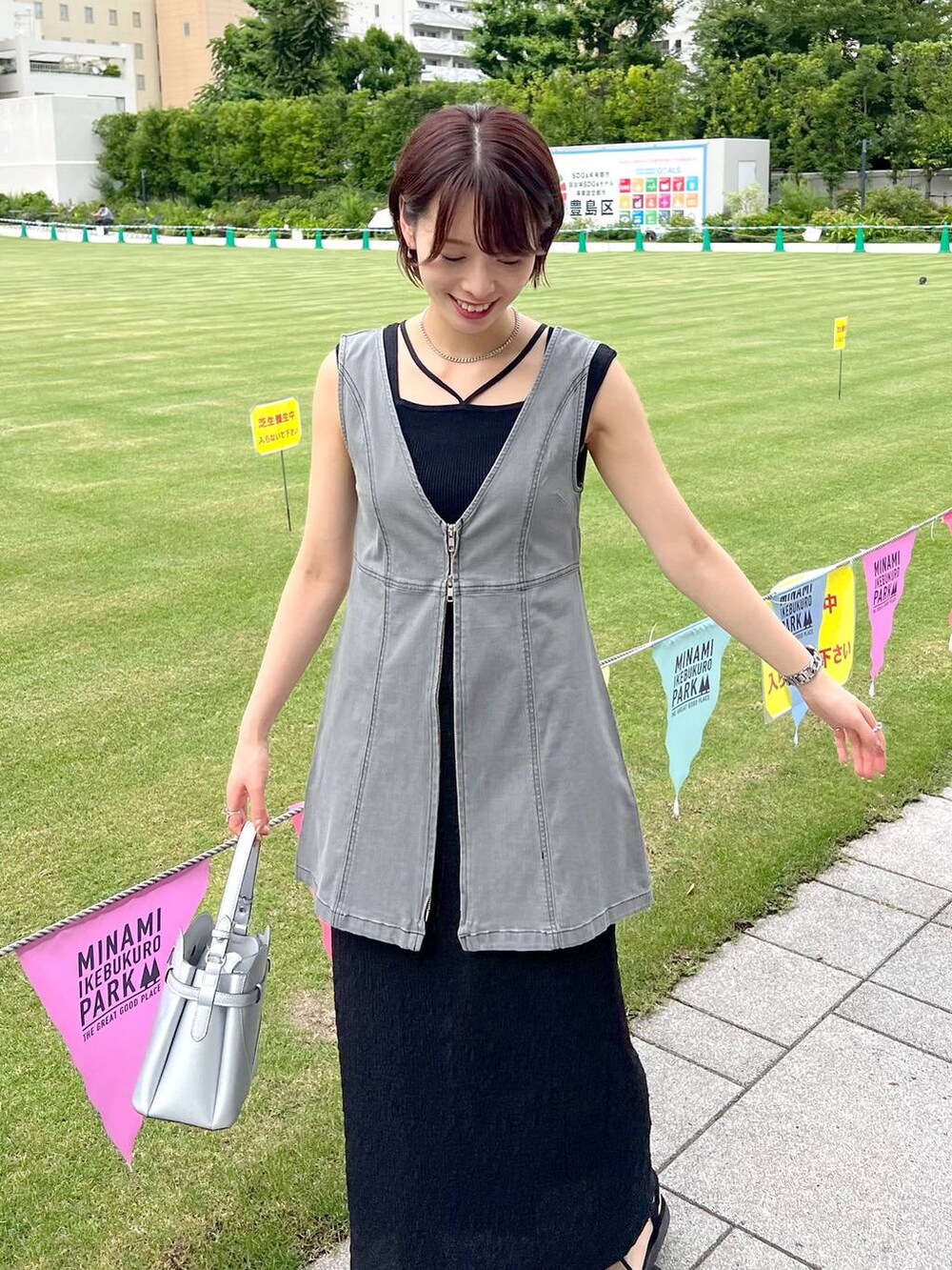 ブラック系のサンダル、ブラック系のベスト、ブラック系のニット/セーターを着用したレディースの夏コーディネートの4枚目の写真