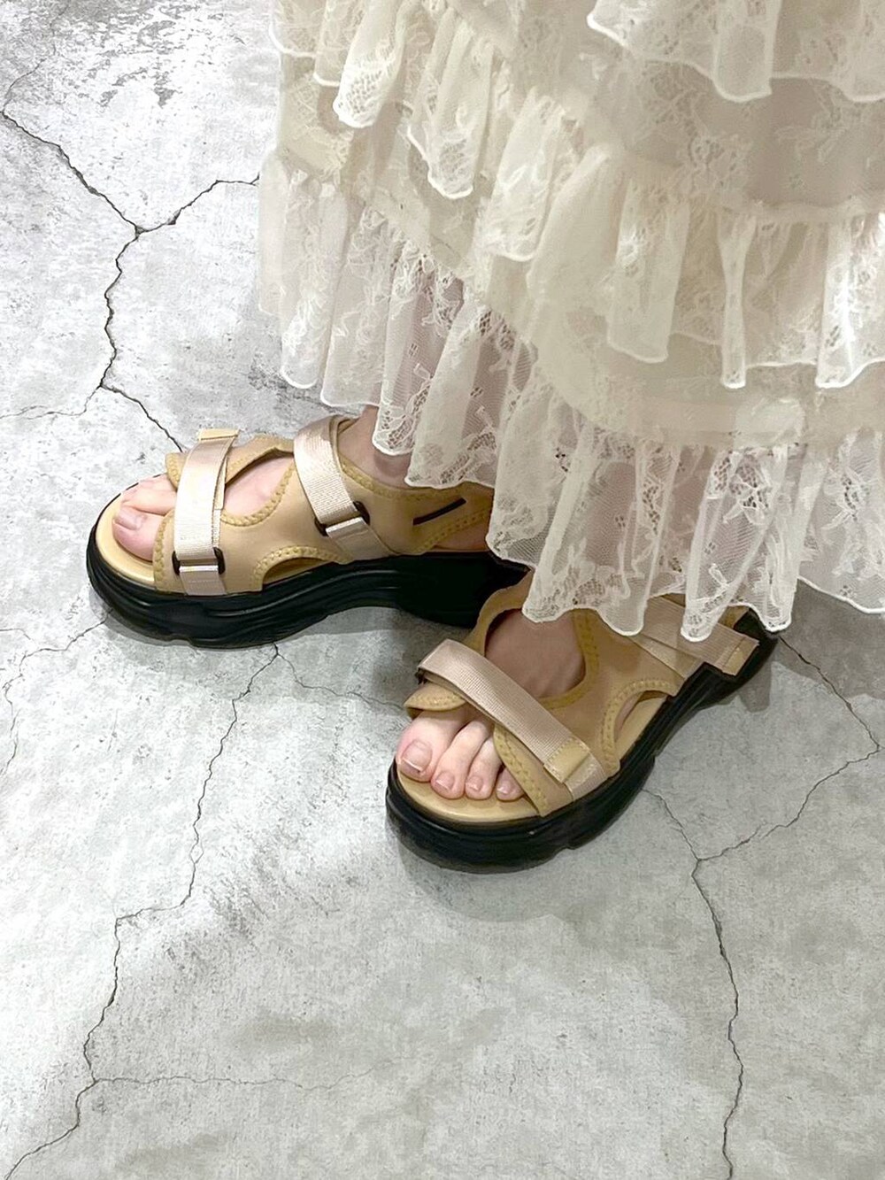 ピンク系のシャツ/ブラウス、ホワイト系のタンクトップ、ホワイト系のスカートを着用したレディースの春コーディネートの6枚目の写真