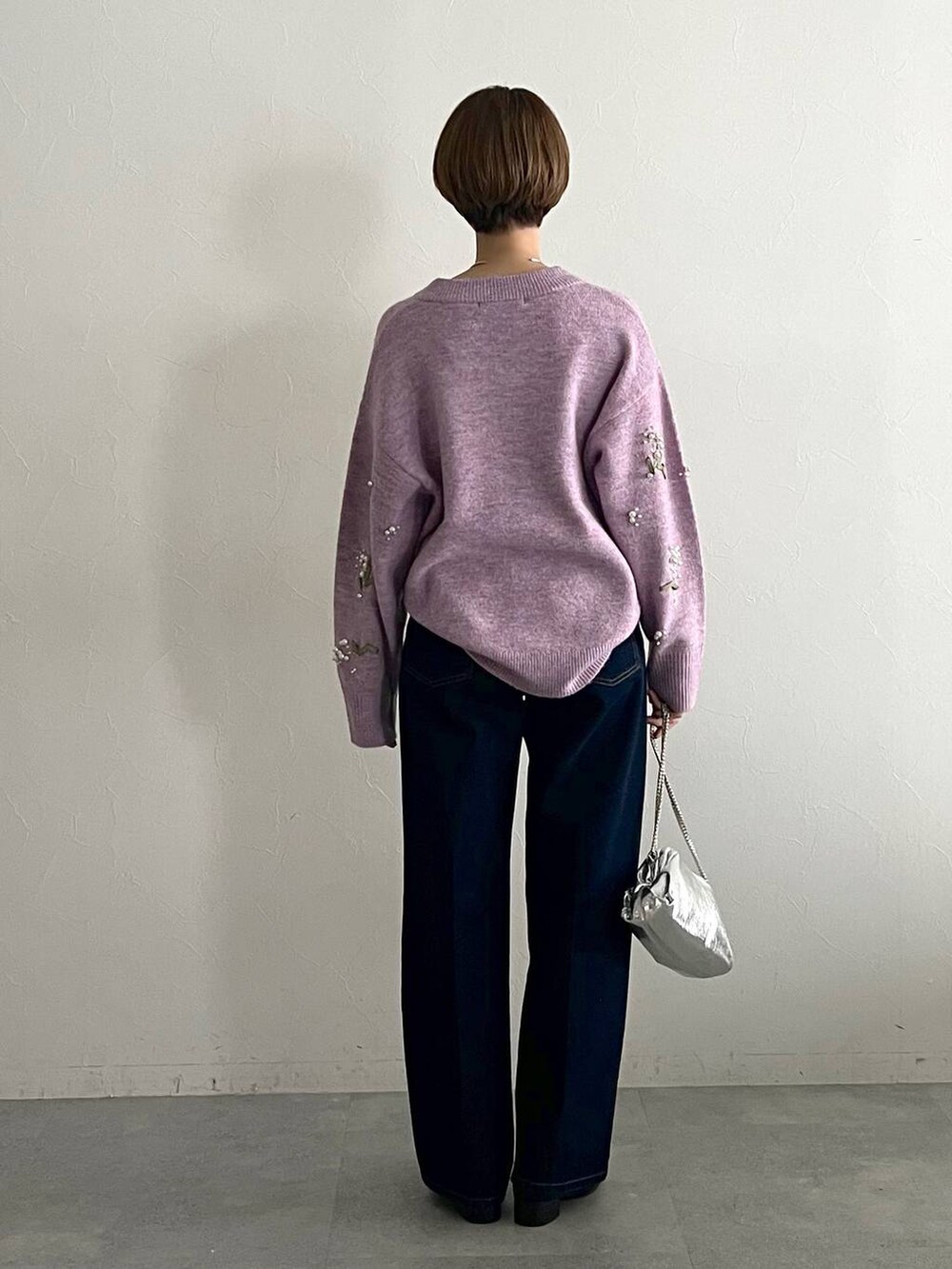 パープル系のニット/セーター、ブルー系のデニムパンツ、ブラック系のローファーを着用したレディースの秋コーディネートの7枚目の写真