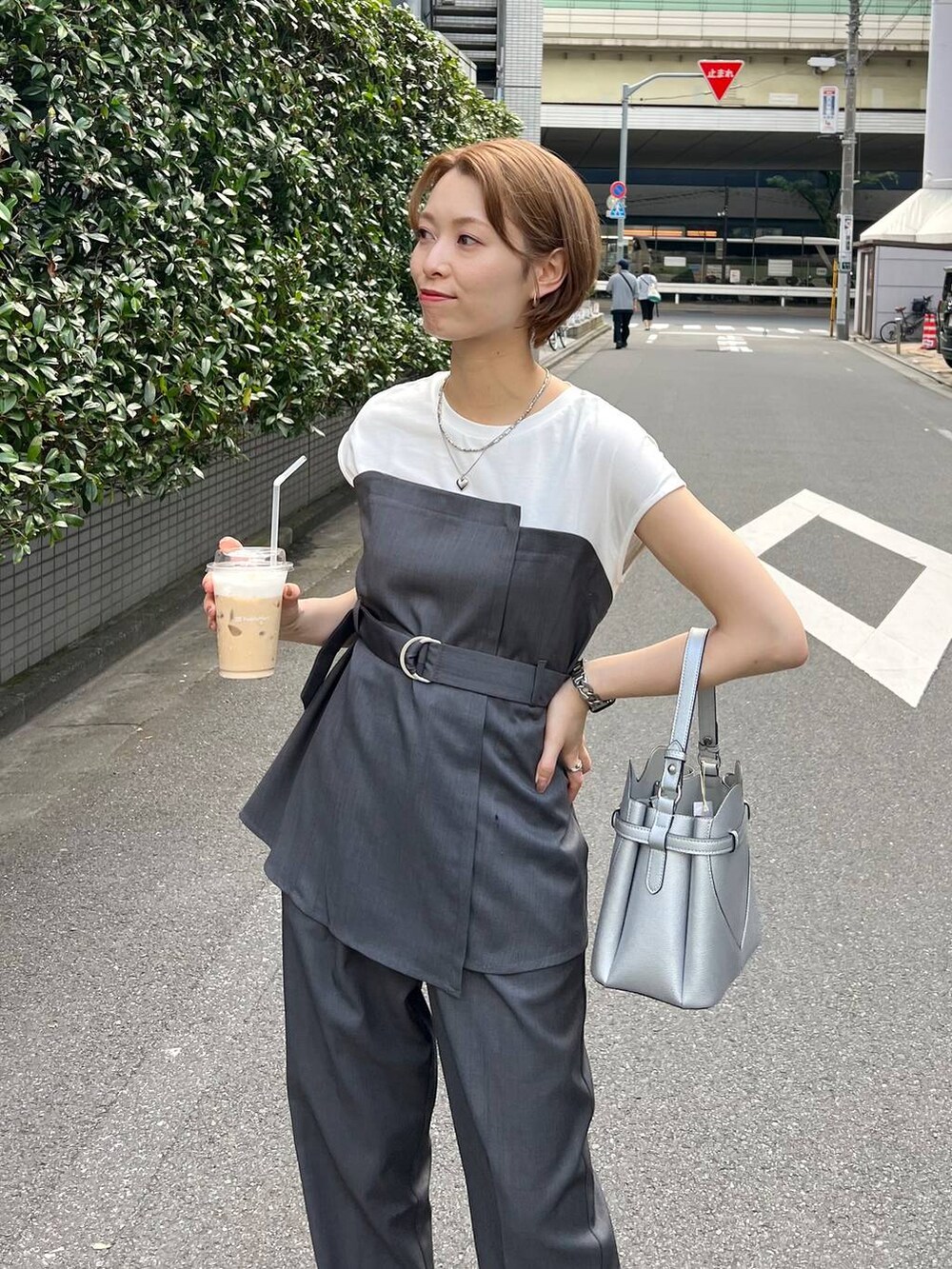 ブラック系のサンダル、グレー系のその他パンツ、グレー系のTシャツ/カットソーを着用したレディースの夏コーディネートの2枚目の写真