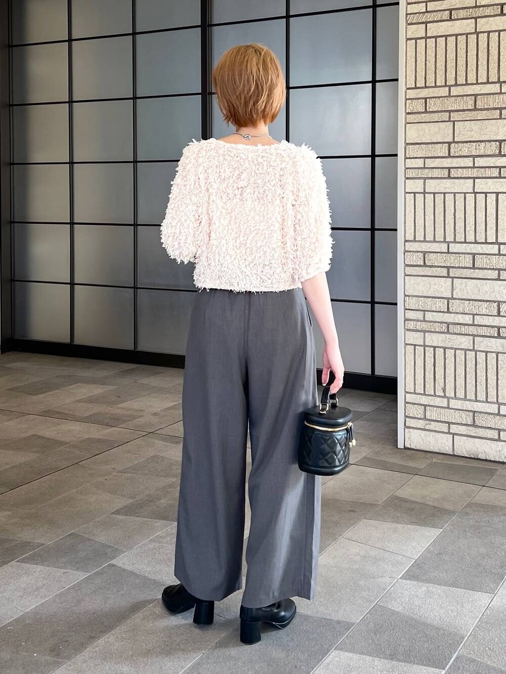 ホワイト系のカーディガン/ボレロ、ブラック系のショルダーバッグ、グレー系のその他パンツを着用したレディースの秋コーディネートの3枚目の写真